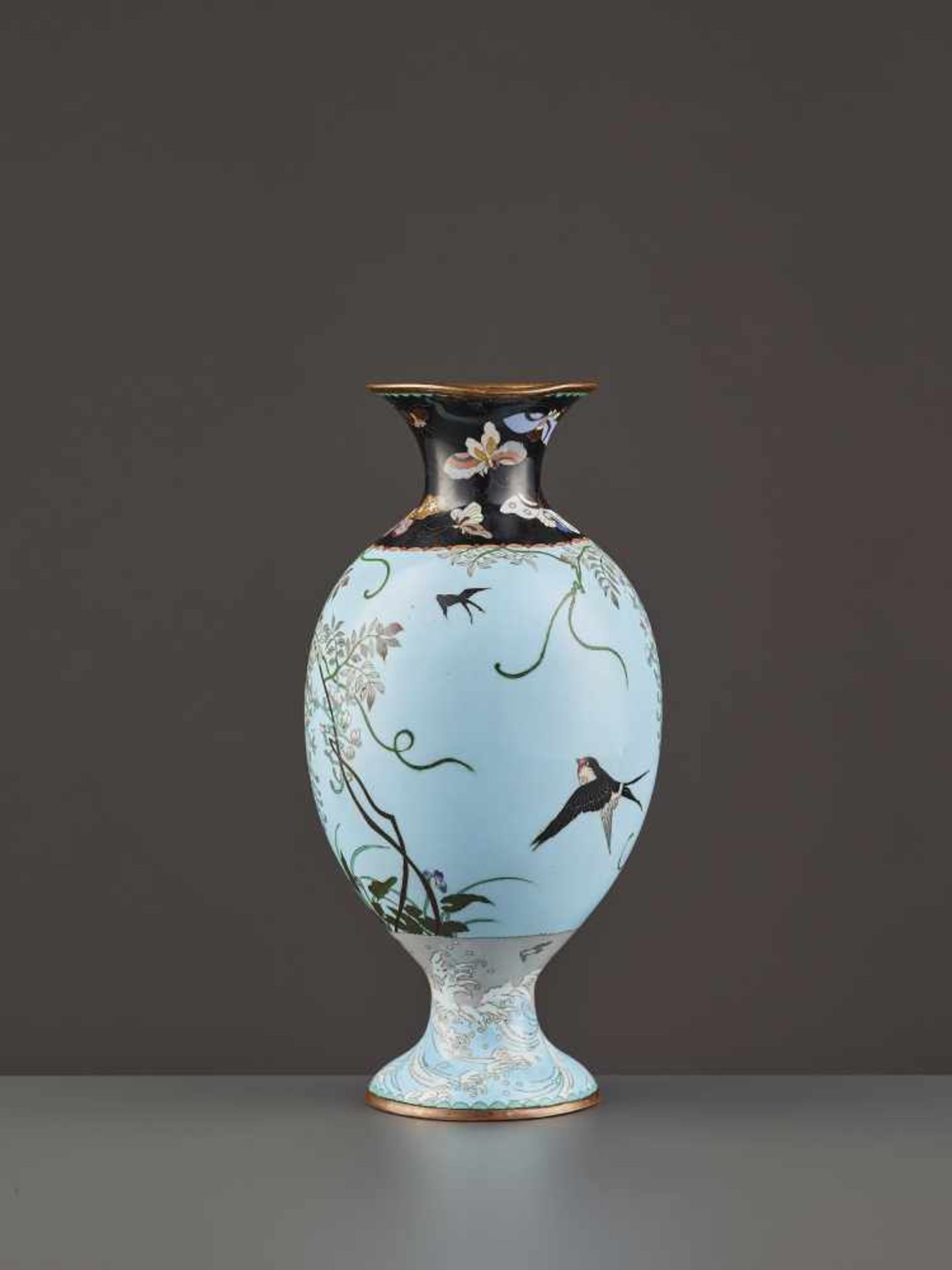 A YASUYUKI STYLE CLOISONNÉ VASE Japan, early Meiji period (1868-1912). The vase with an appealing - Image 5 of 11