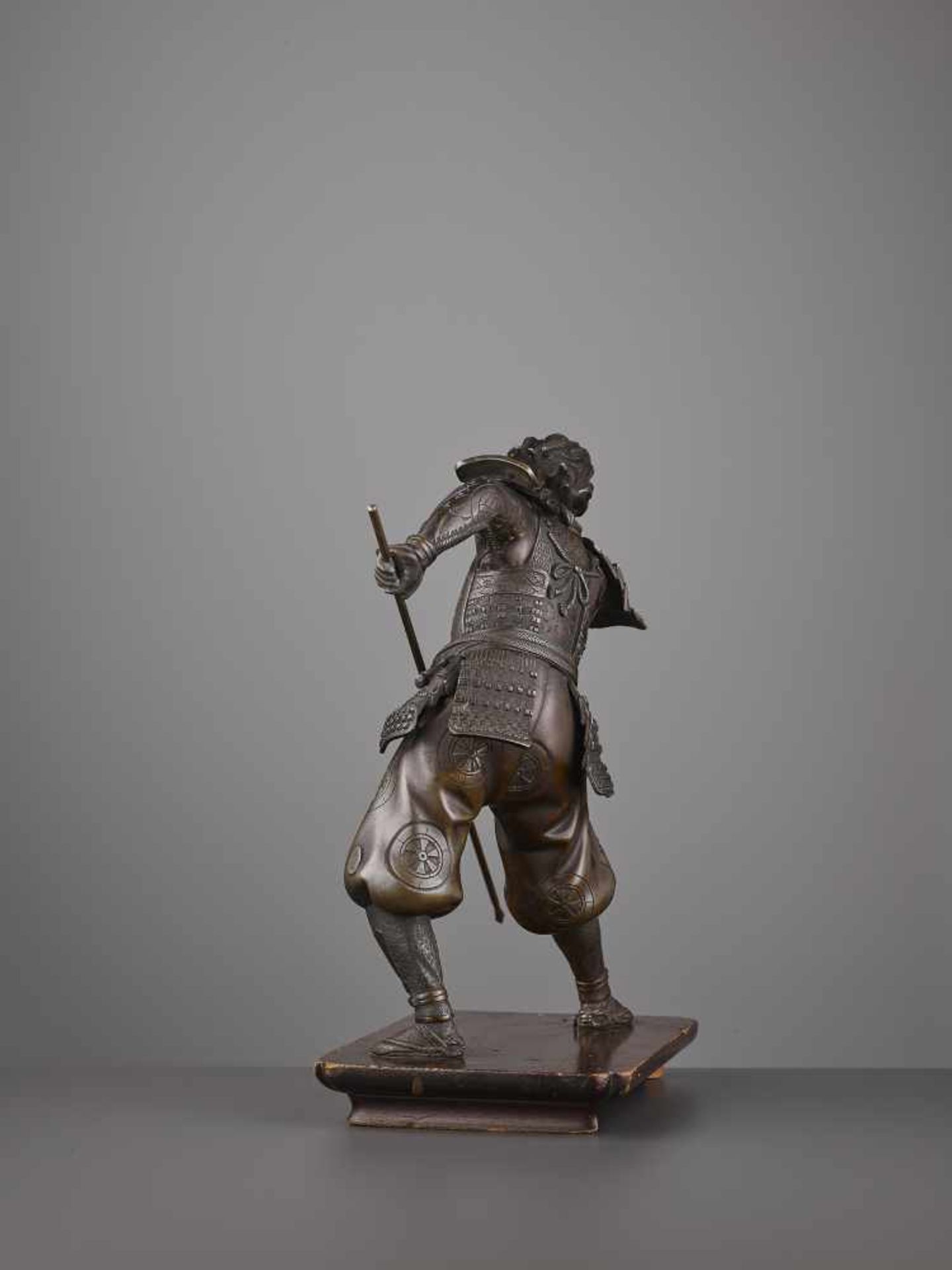 A LARGE YOSHIMITSU SAMURAI WARRIOR BRONZE Japan, Meiji period (1868-1912). The fighter holding a - Image 10 of 13