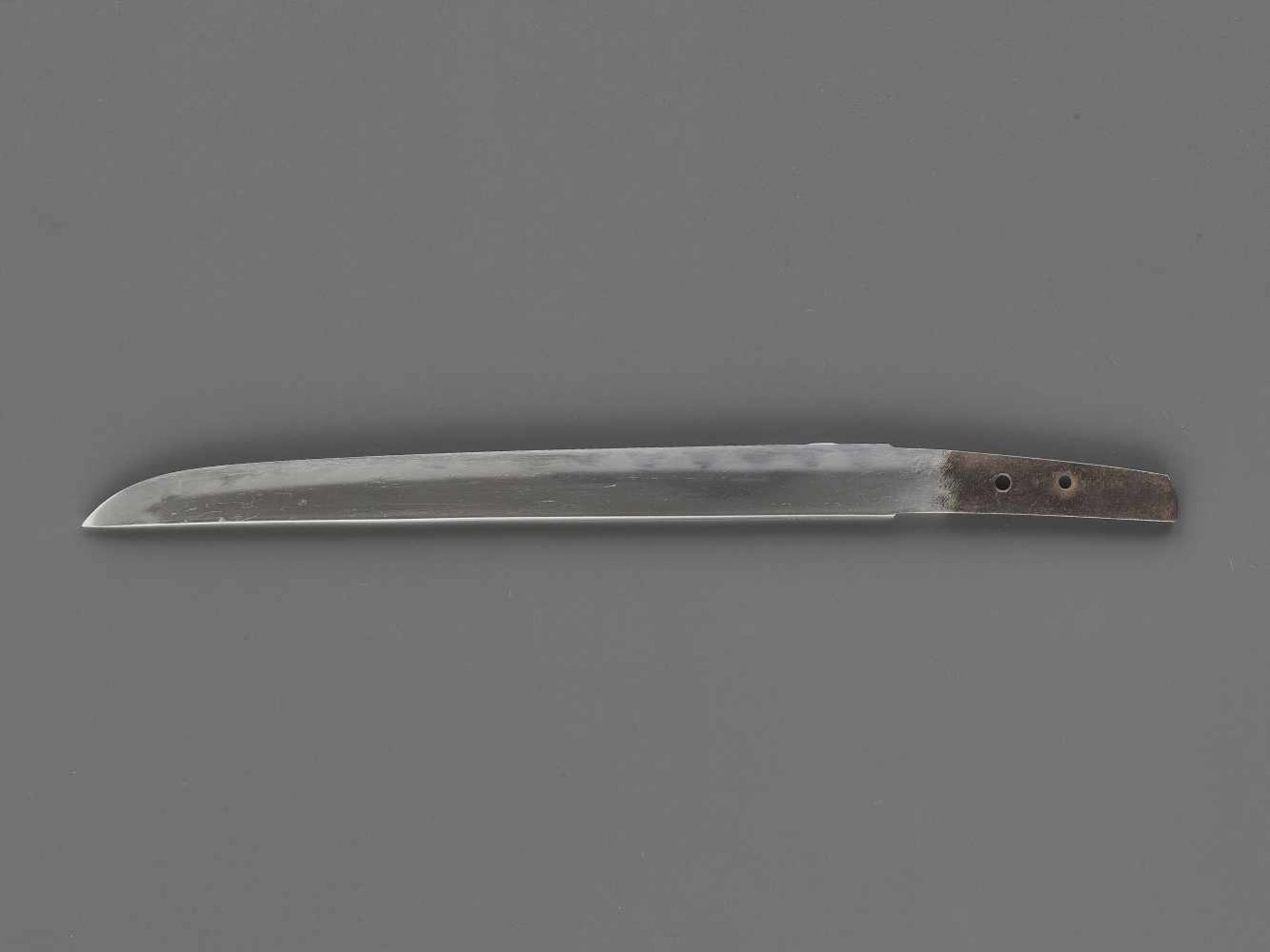 A TANTO IN KOSHIRAE Japan, c. mid-Edo period (1615-1868)The blade:Hirazukuri with iori mune, the - Image 3 of 9