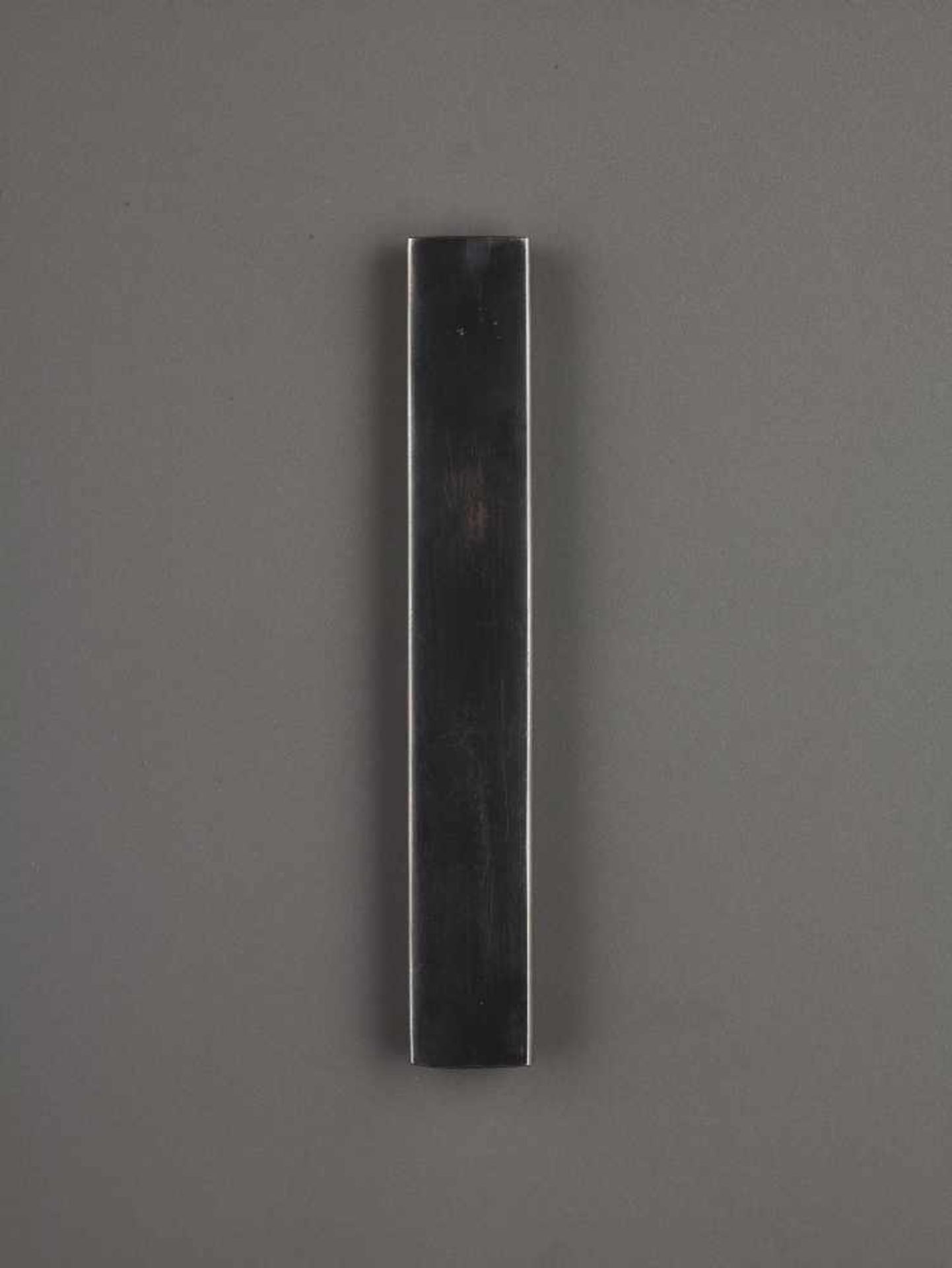 A SHIBUICHI KOZUKA WITH OMODAKA Unsigned, shibuichi kozuka with silver and goldJapan, 19th - Image 4 of 4