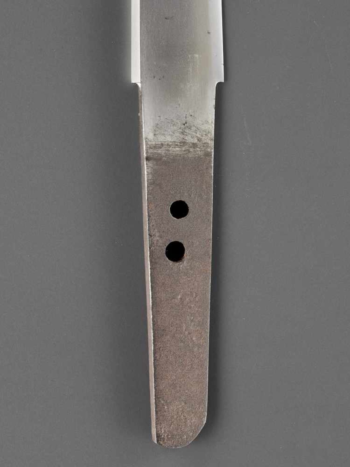 A TANTO IN KOSHIRAE Japan, c. mid-Edo period (1615-1868)The blade:Hirazukuri with iori mune, the - Image 5 of 10