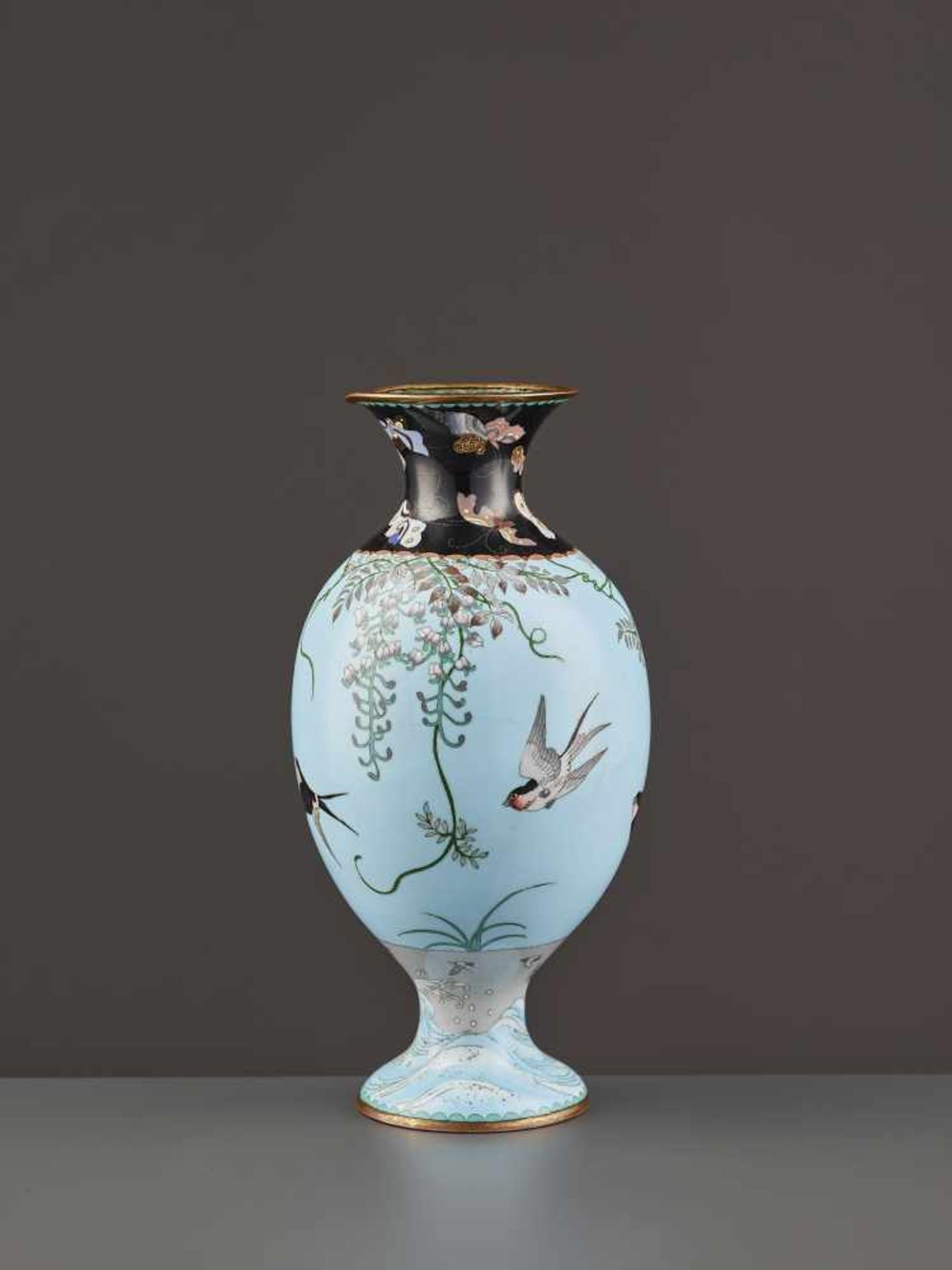 A YASUYUKI STYLE CLOISONNÉ VASE Japan, early Meiji period (1868-1912). The vase with an appealing - Image 3 of 11