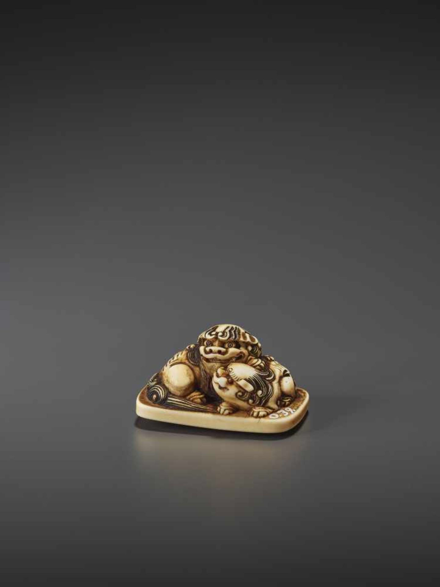 A FINE IVORY NETSUKE OF A SHISHI AND CUB IN THE MANNER OF RENSAI Unsigned, in the manner of - Image 2 of 9