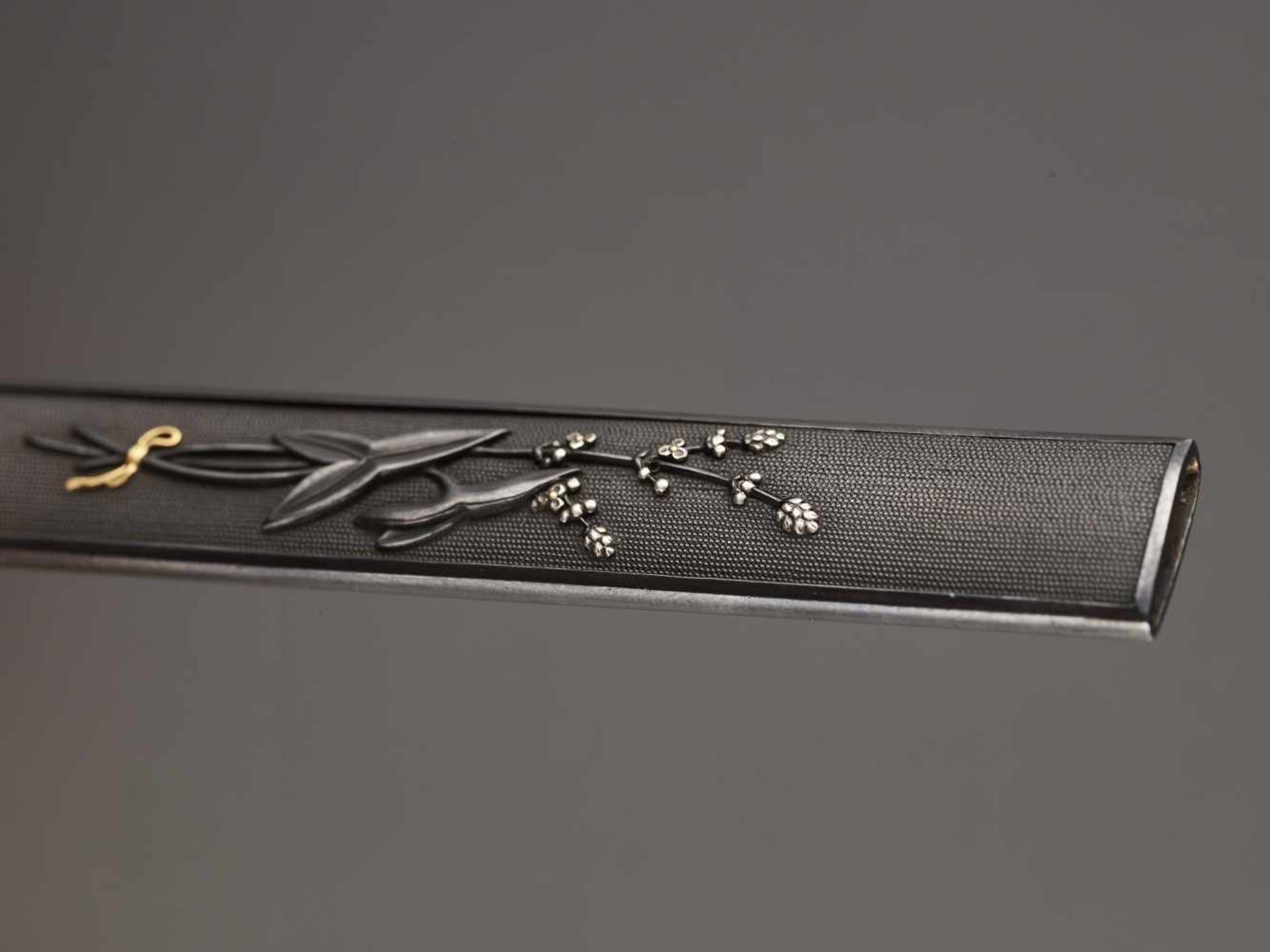 A SHIBUICHI KOZUKA WITH OMODAKA Unsigned, shibuichi kozuka with silver and goldJapan, 19th - Image 2 of 4