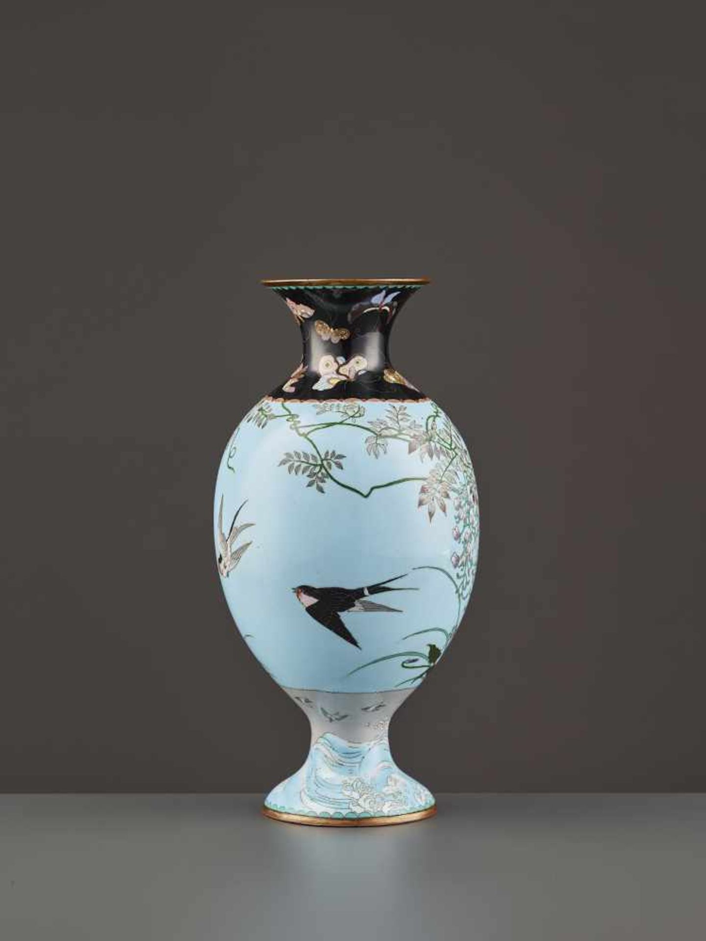 A YASUYUKI STYLE CLOISONNÉ VASE Japan, early Meiji period (1868-1912). The vase with an appealing - Image 4 of 11