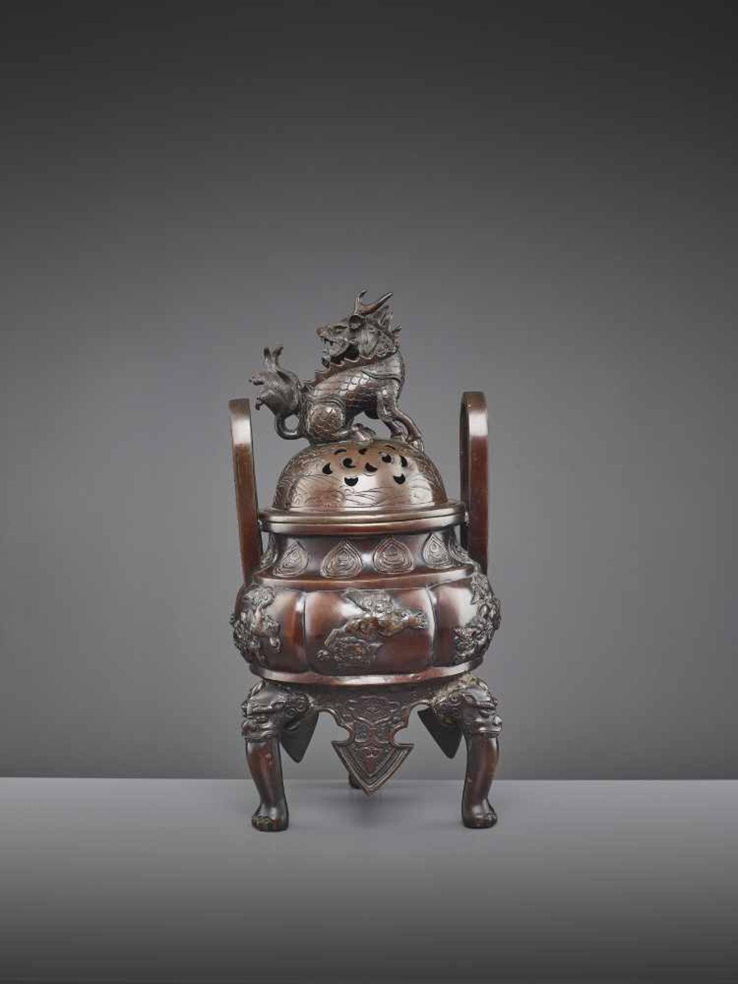 A BUDDHIST BRONZE CENSER 19TH CENTURY Japan, 1860-1910. The heavily cast vessel with six Buddhist - Image 7 of 11