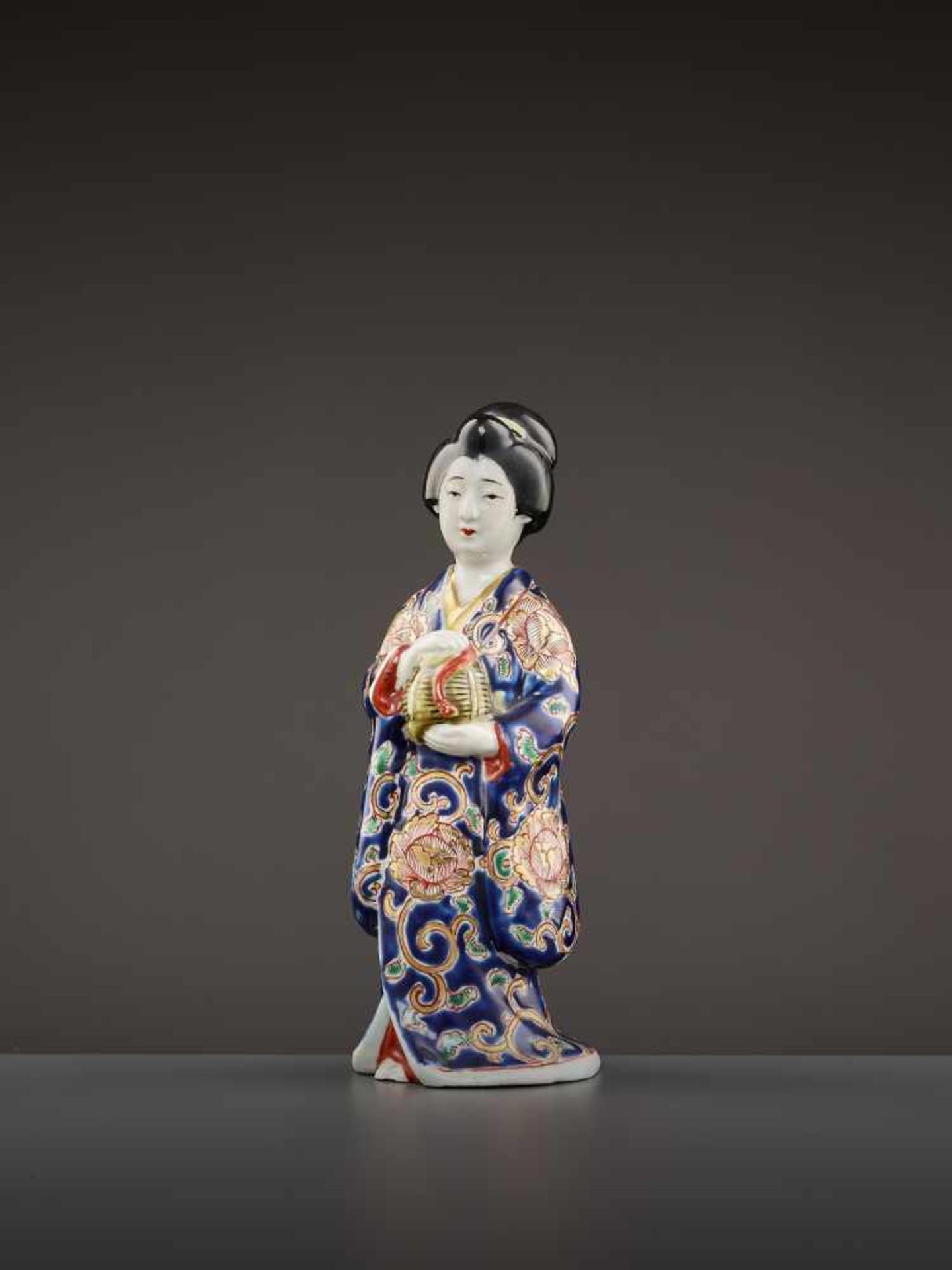 A PORCELAIN OKIMONO OF A BIJIN   Japan, Meiji period (1868-1912). Finely modeled statue with - Image 3 of 8