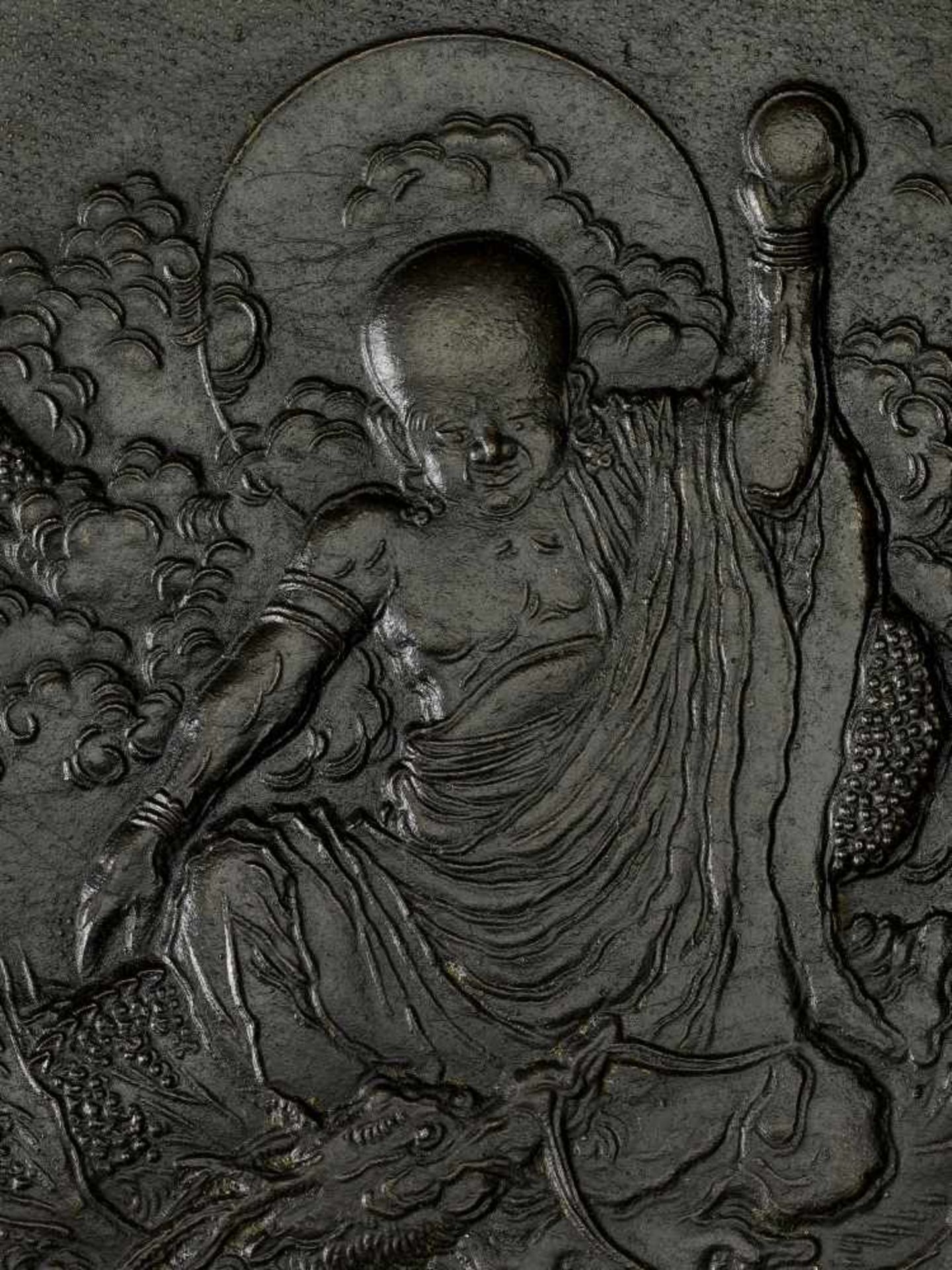 A RARE BRONZE PICTURE OF RAKAN HANDAKA SONJA, EDO PERIOD Japan, around 1750-1800. The massive plaque - Image 5 of 8