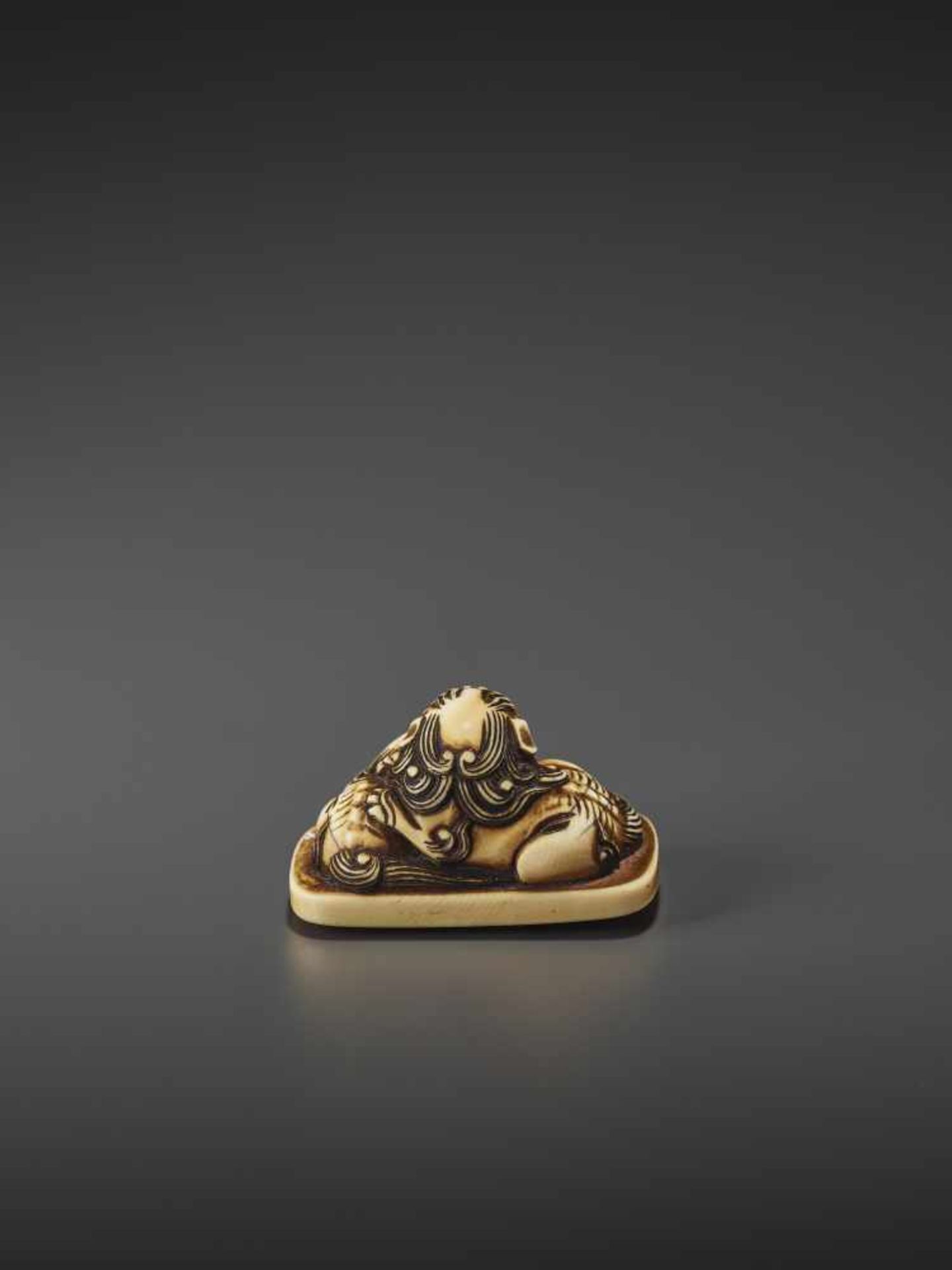 A FINE IVORY NETSUKE OF A SHISHI AND CUB IN THE MANNER OF RENSAI Unsigned, in the manner of - Image 5 of 9