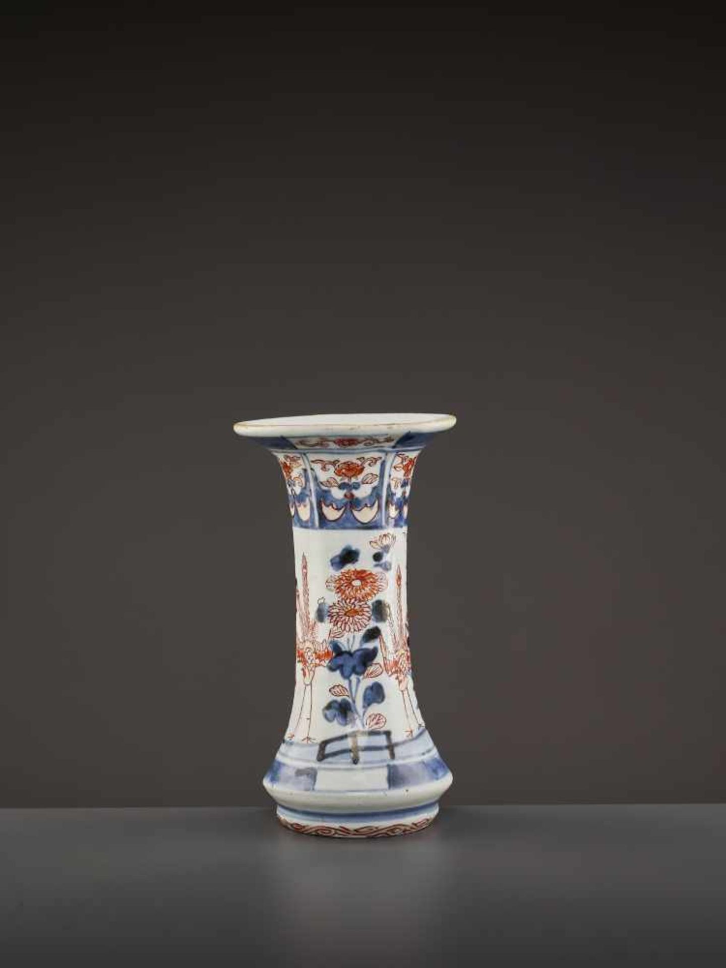 AN EARLY IMARI TRUMPET VASE Japan, 17th – earlier 18th century. This elegant yet sturdily potted - Image 6 of 8