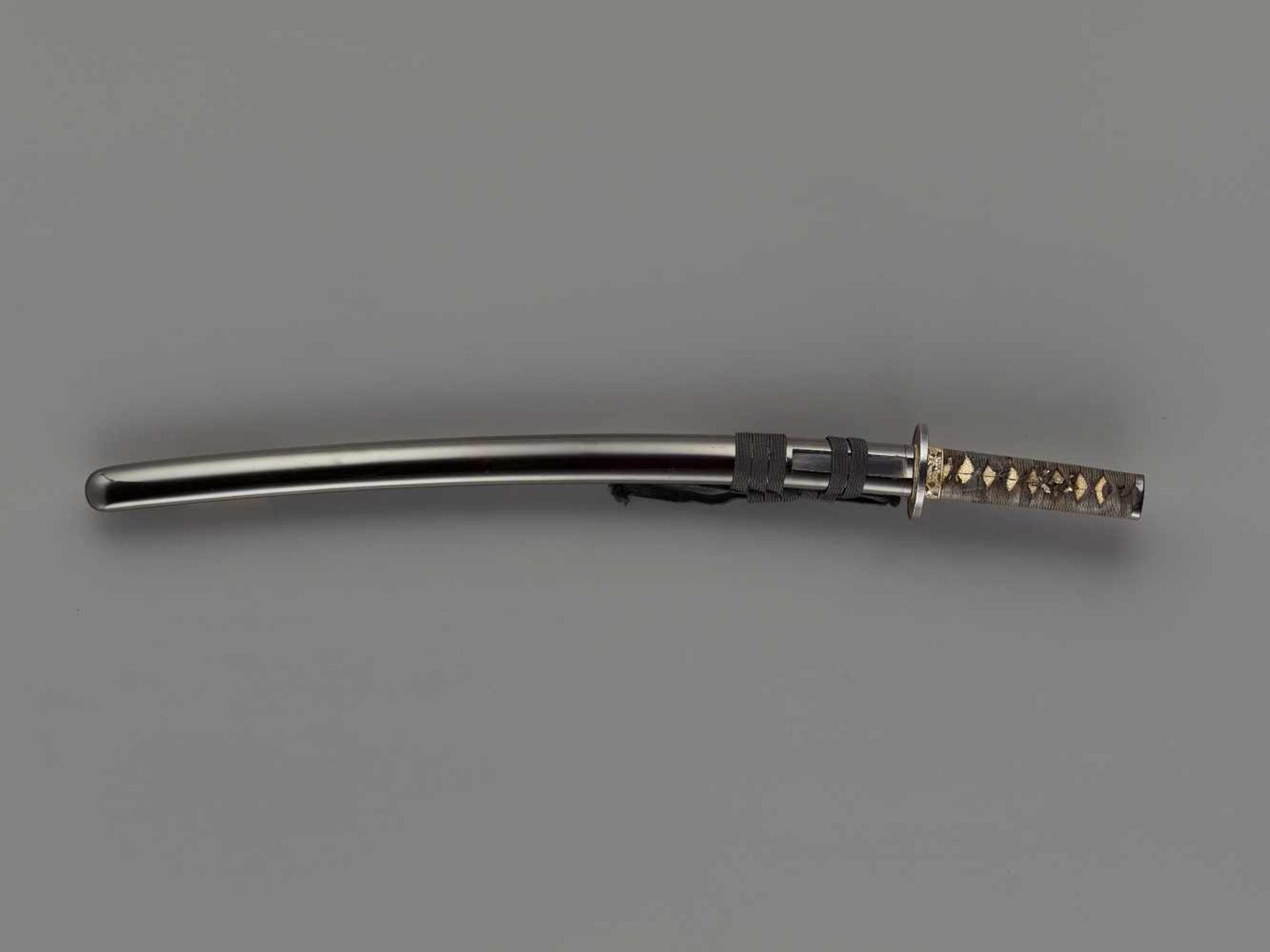 A WAKIZASHI IN KOSHIRAE Japan, late Edo period (1615-1868)The blade:Marumune and shinogi-zukuri, the - Image 9 of 9