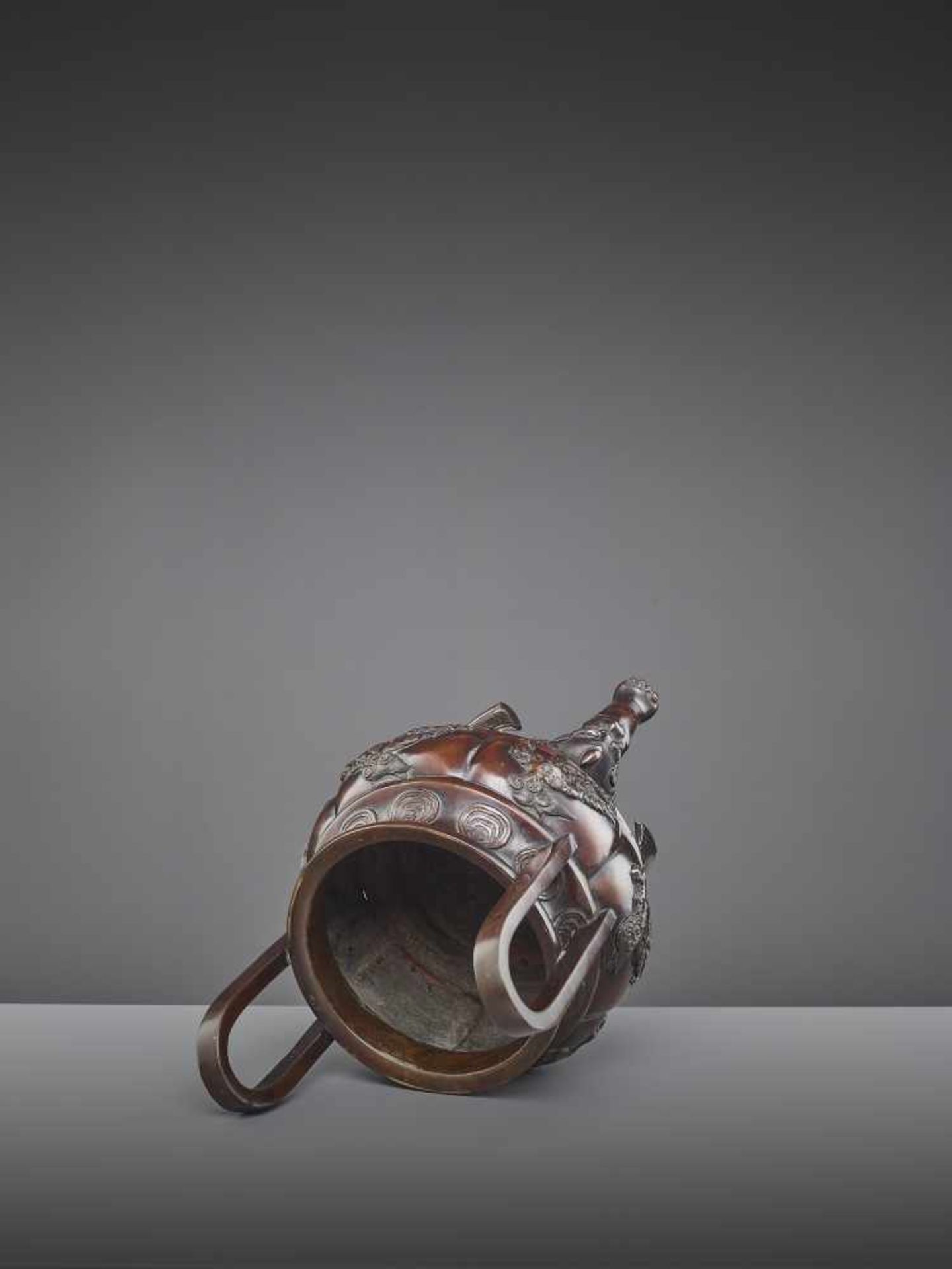 A BUDDHIST BRONZE CENSER 19TH CENTURY Japan, 1860-1910. The heavily cast vessel with six Buddhist - Image 10 of 11
