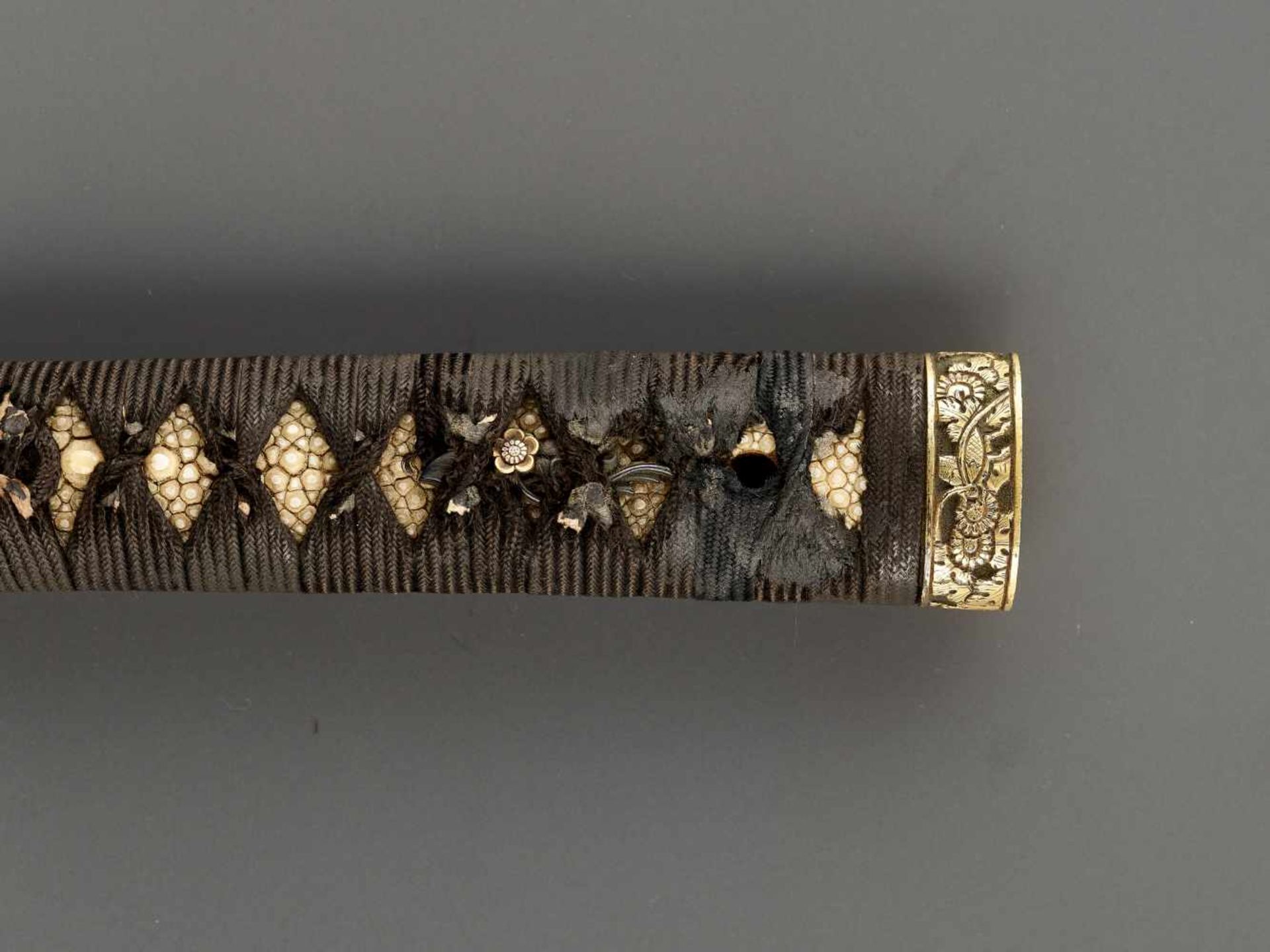 A WAKIZASHI IN KOSHIRAE Japan, late Edo period (1615-1868)The blade:Marumune and shinogi-zukuri, the - Image 7 of 9