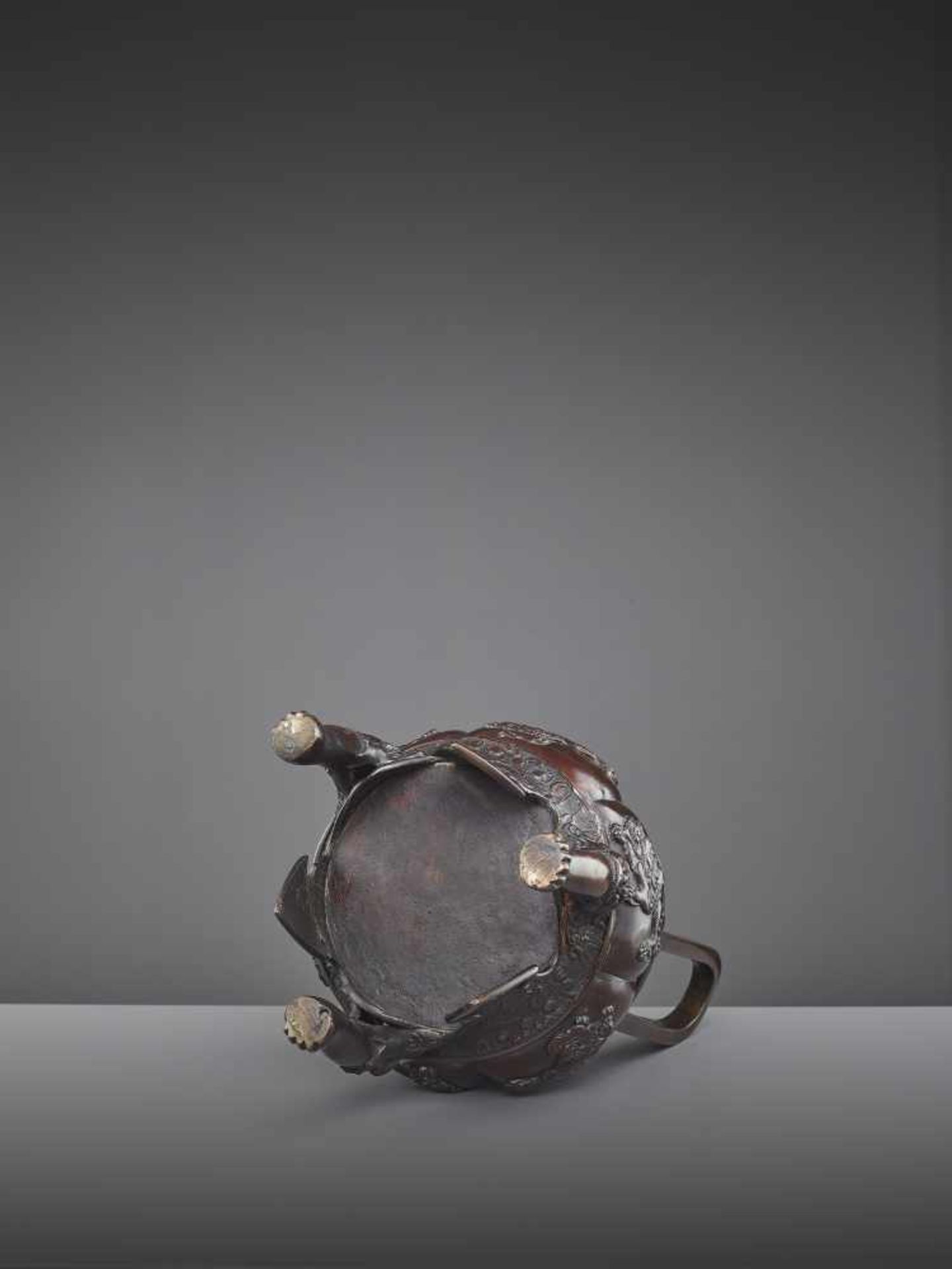 A BUDDHIST BRONZE CENSER 19TH CENTURY Japan, 1860-1910. The heavily cast vessel with six Buddhist - Image 11 of 11