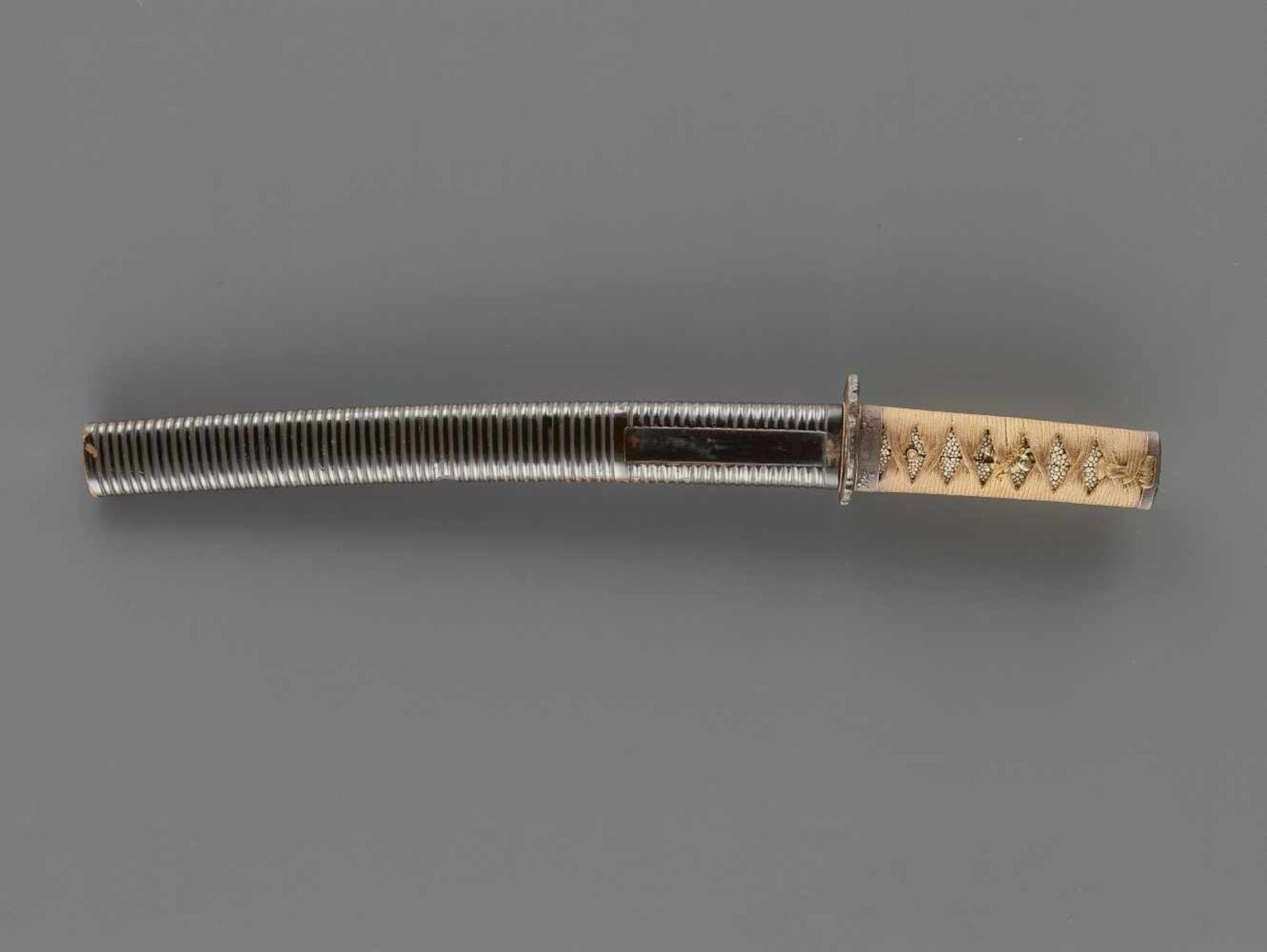 A TANTO IN KOSHIRAE Japan, c. mid-Edo period (1615-1868)The blade:Hirazukuri with iori mune, the - Image 10 of 10
