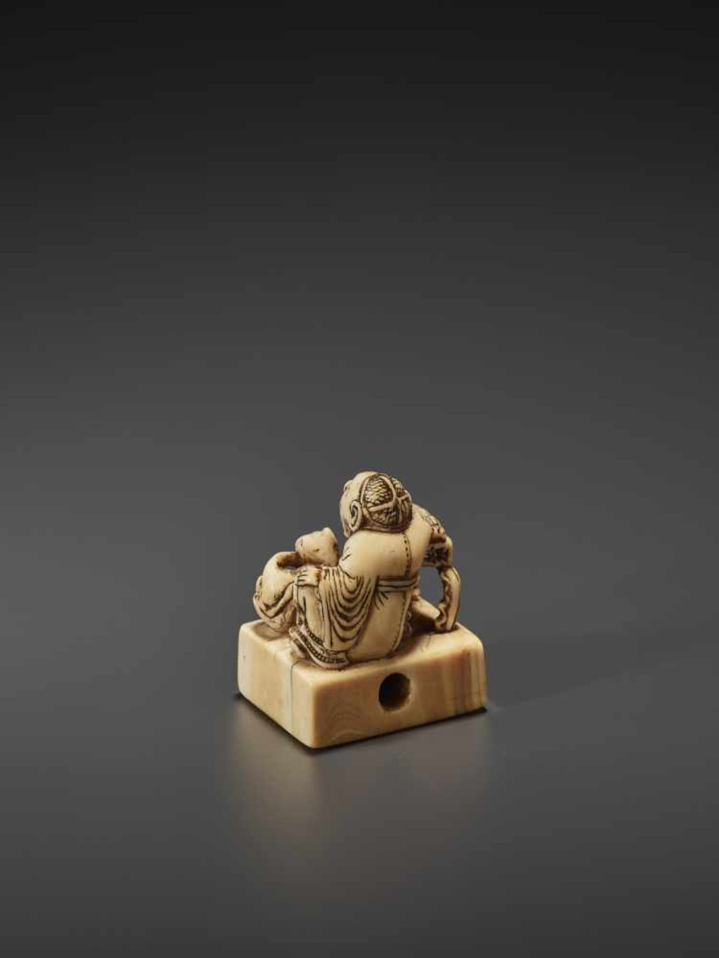 AN UNUSUAL AND EARLY IVORY NETSUKE OF A CHINESE SAGE WITH TIGER Unsigned, ivory netsukeJapan, 18th - Image 4 of 9