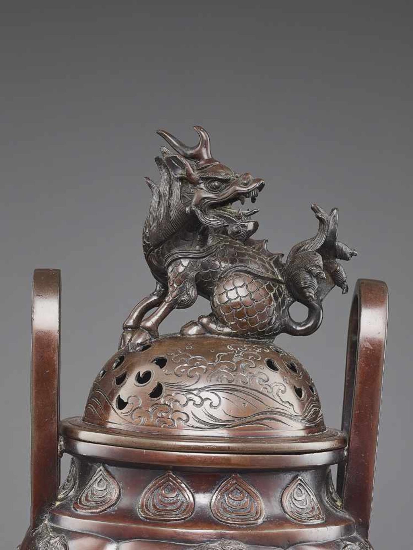 A BUDDHIST BRONZE CENSER 19TH CENTURY Japan, 1860-1910. The heavily cast vessel with six Buddhist - Image 9 of 11