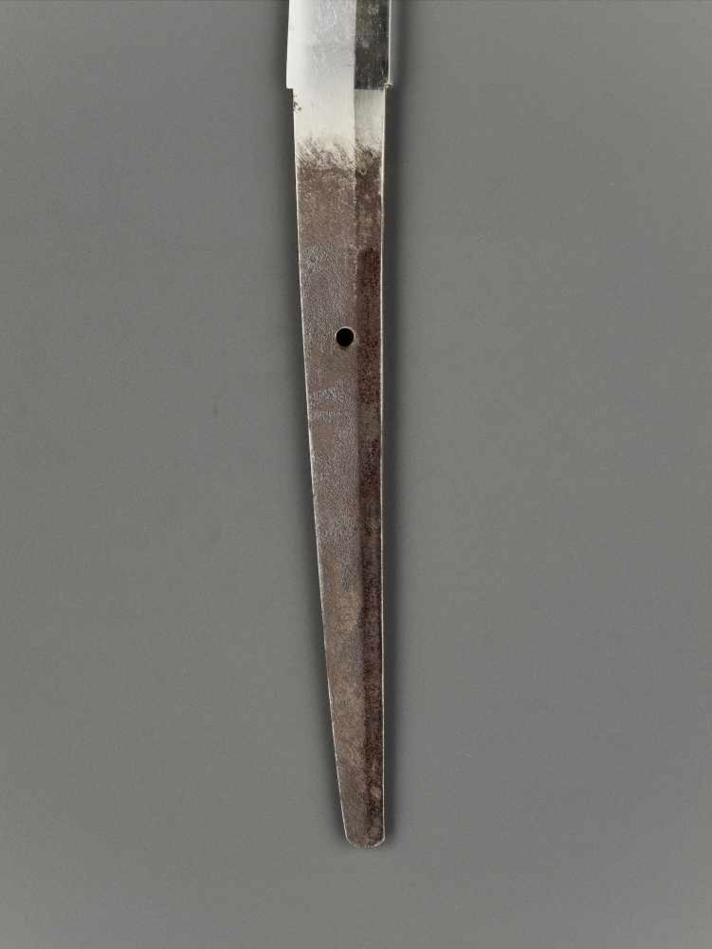 AN EXCELLENT KATANA IN KOSHIRAE Japan, c. 17th century, mid-Edo period (1615-1868)The blade:A - Image 4 of 9