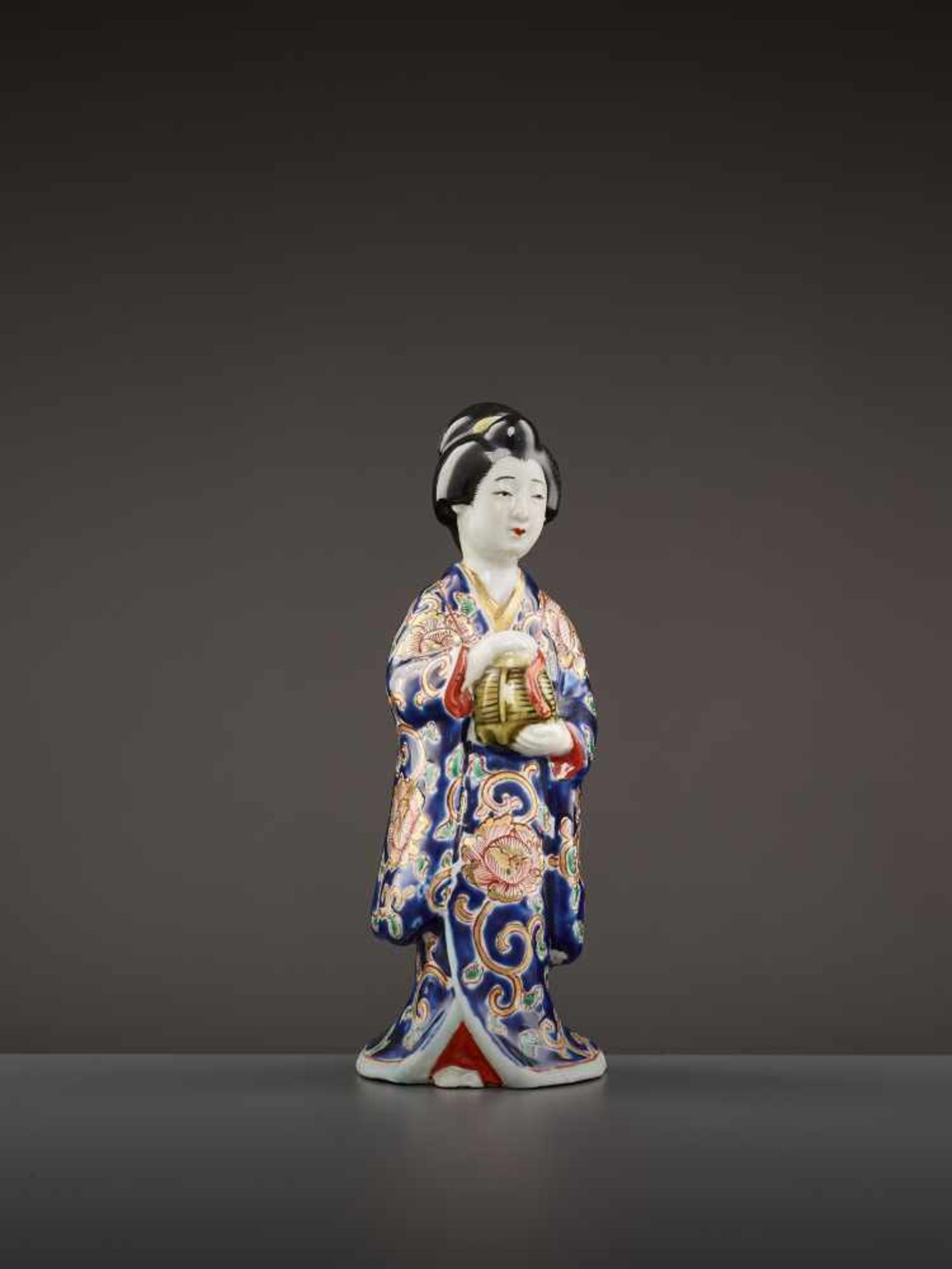 A PORCELAIN OKIMONO OF A BIJIN   Japan, Meiji period (1868-1912). Finely modeled statue with - Image 7 of 8