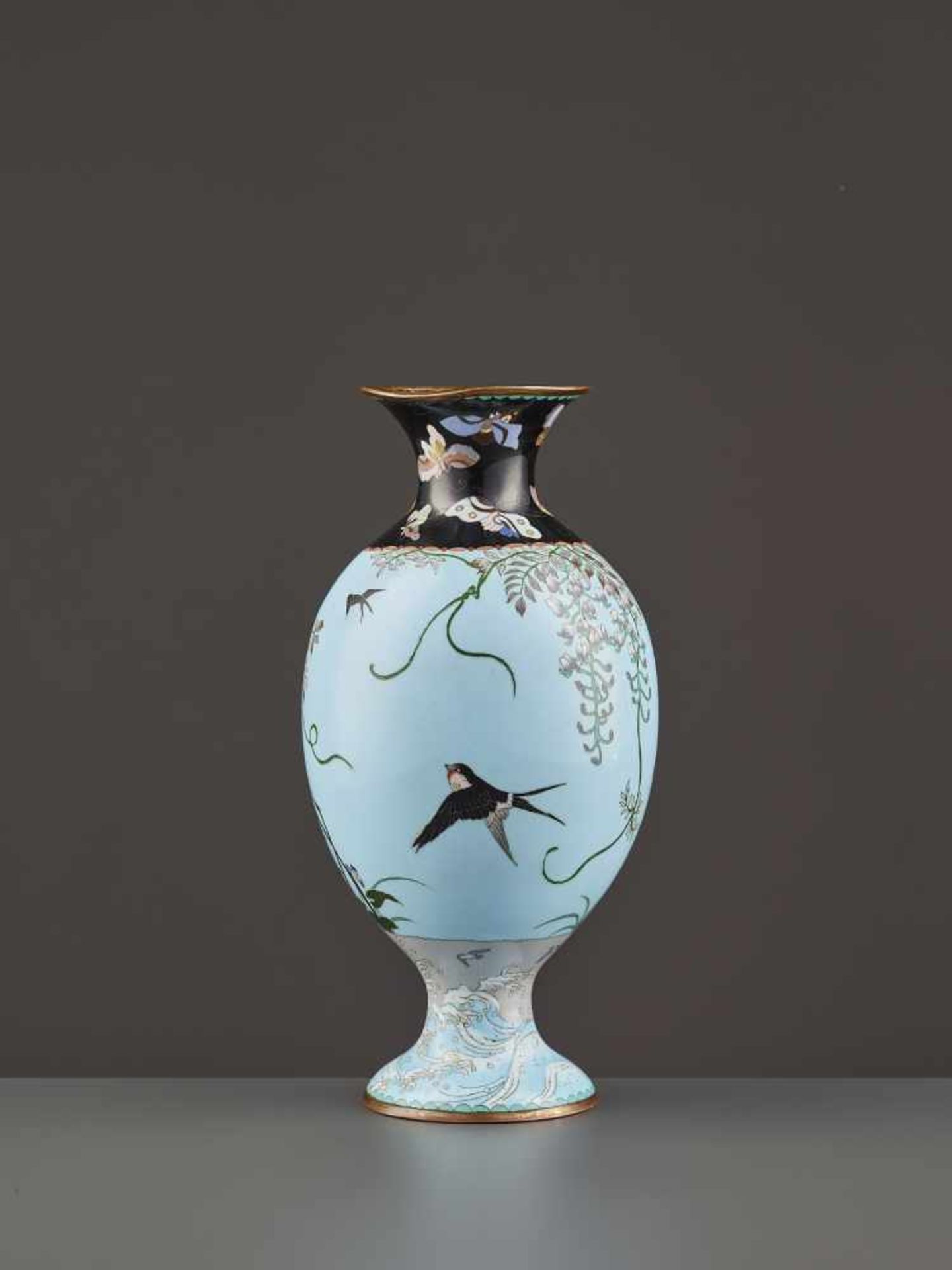 A YASUYUKI STYLE CLOISONNÉ VASE Japan, early Meiji period (1868-1912). The vase with an appealing - Image 6 of 11