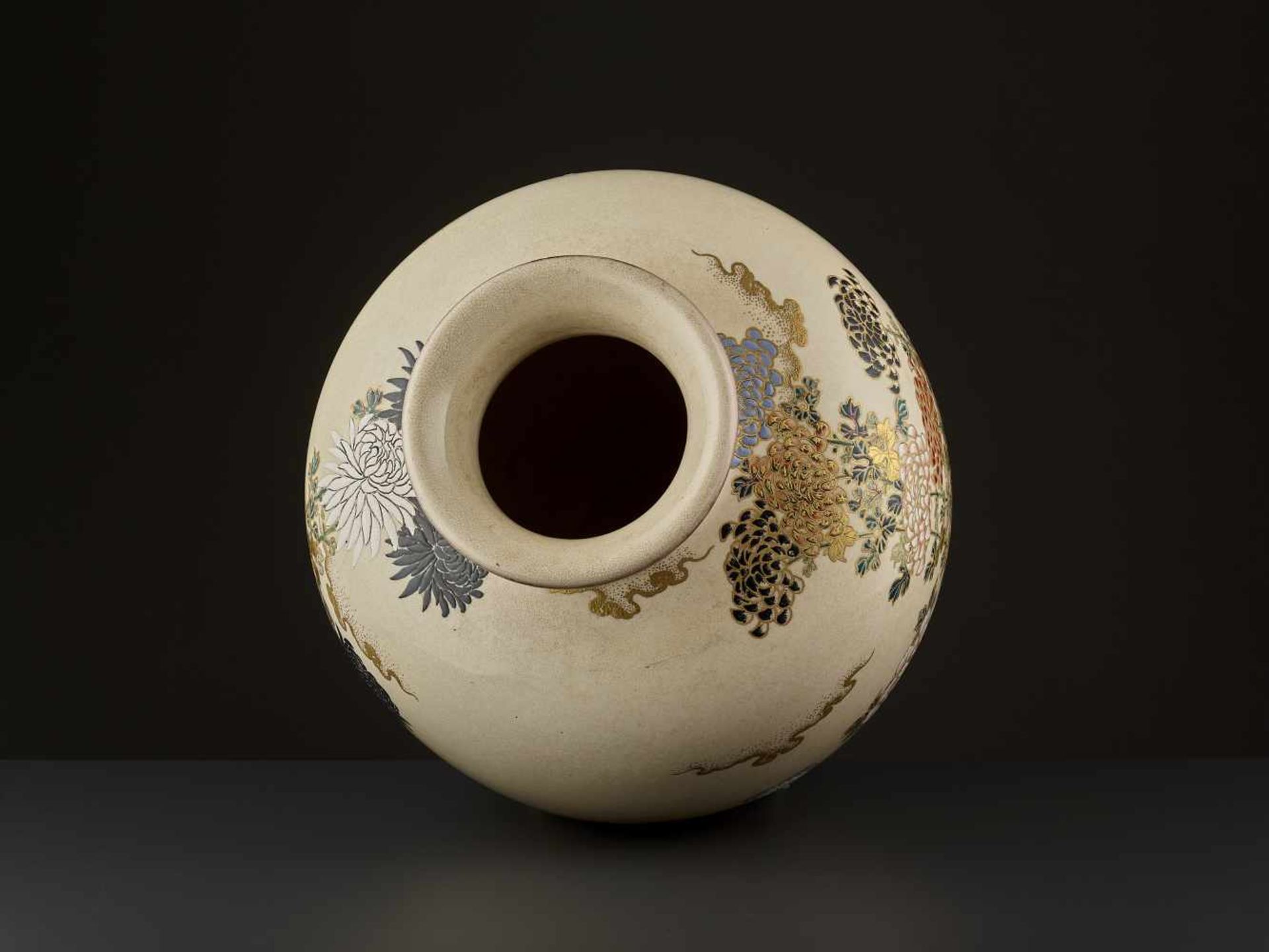 VERY LARGE SATSUMA CHIKUSAI VASE Japan, Meiji period (1868-1912). Signed Satsuma Chikusai and with - Image 10 of 12