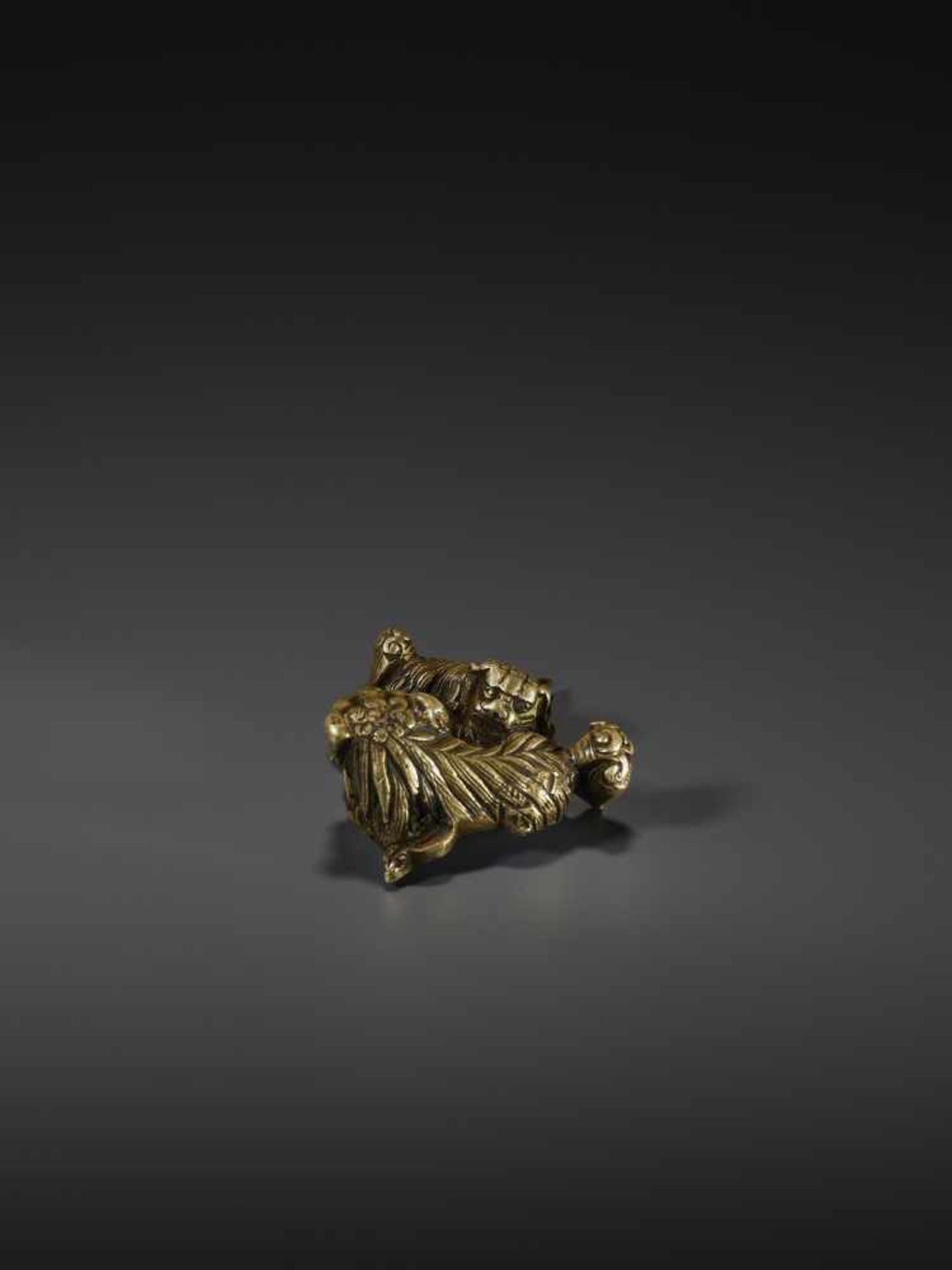 A SHISHI BRONZE SCROLL WEIGHT Japan, Edo period, 18th century. Cast in openwork and neatly incised - Image 4 of 8
