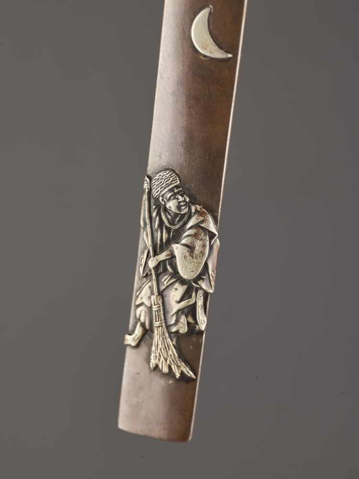 A SENTOKU AND SILVER KOZUKA HANDLE DEPICTING A MAN WITH A BROOM UNDER THE CRESCENT MOON Unsigned, - Image 2 of 3