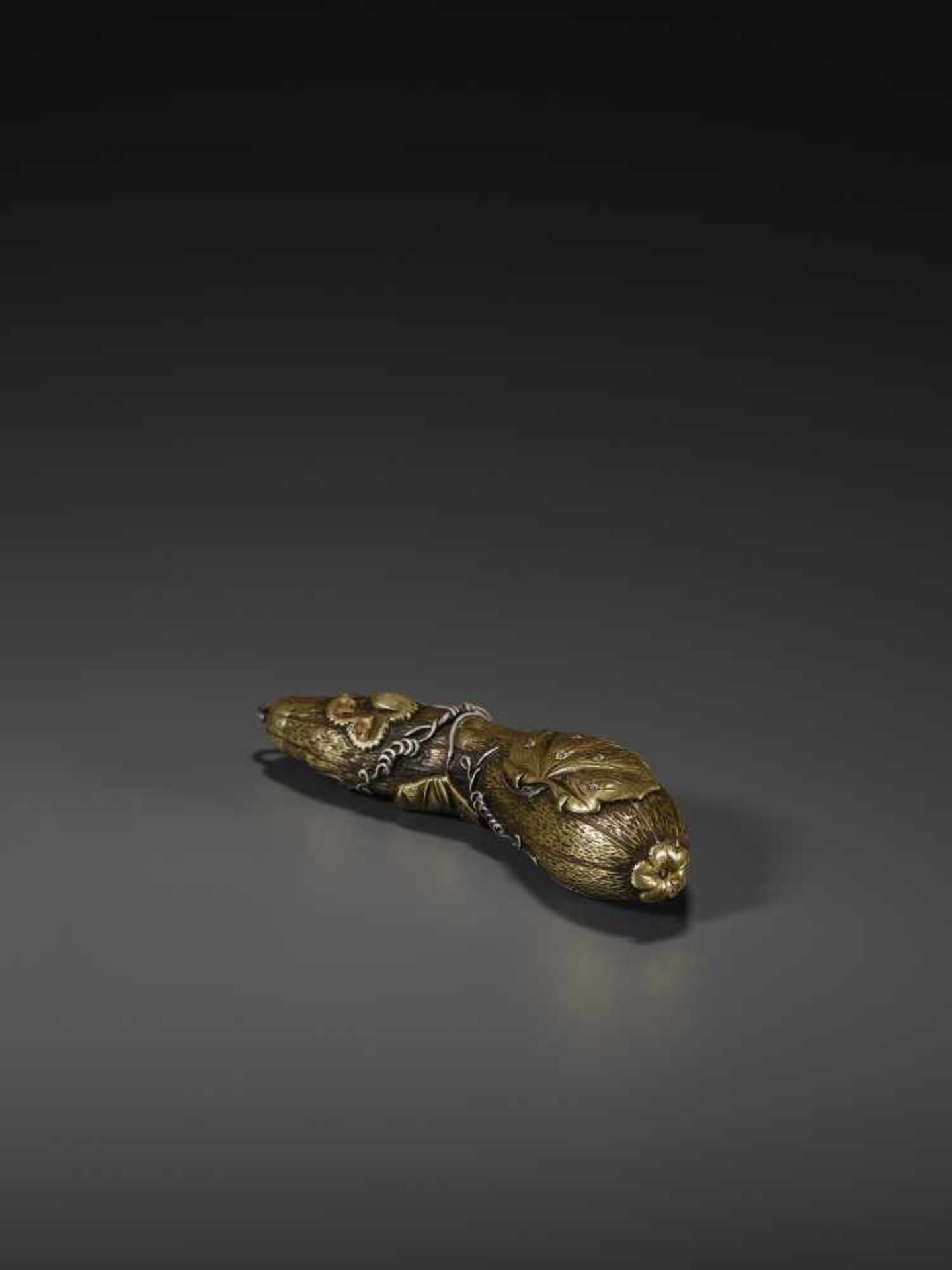 A BRONZE & SILVER GOURD YATATE Japan, Edo period, 18th - earlier 19th century. This finely cast - Image 3 of 5