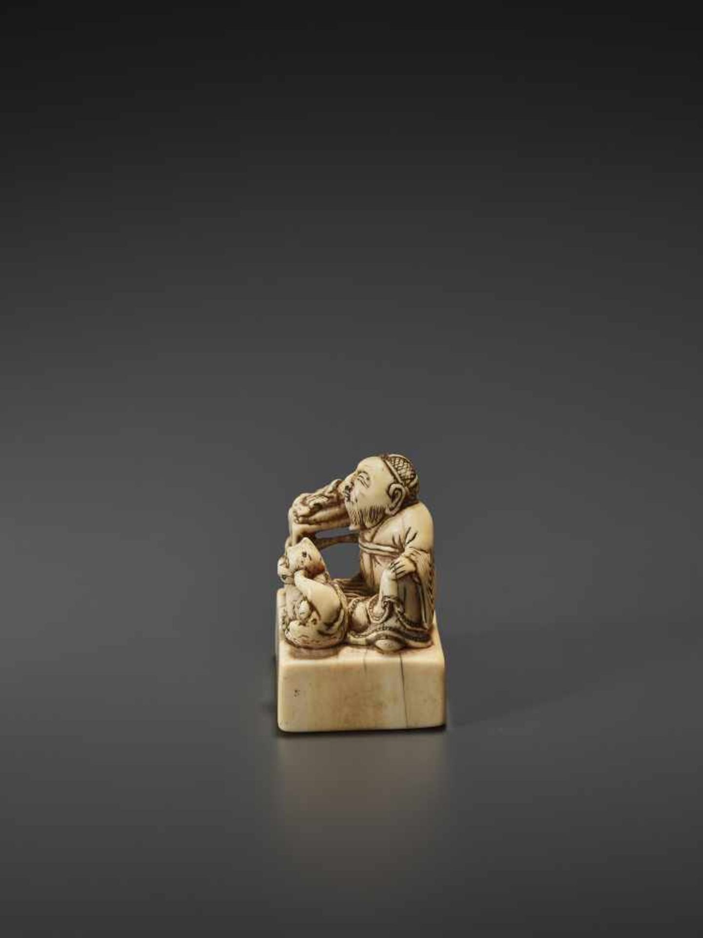 AN UNUSUAL AND EARLY IVORY NETSUKE OF A CHINESE SAGE WITH TIGER Unsigned, ivory netsukeJapan, 18th - Image 3 of 9