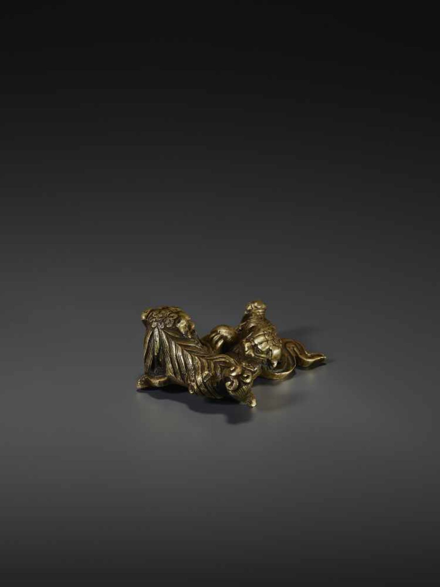 A SHISHI BRONZE SCROLL WEIGHT Japan, Edo period, 18th century. Cast in openwork and neatly incised - Image 5 of 8