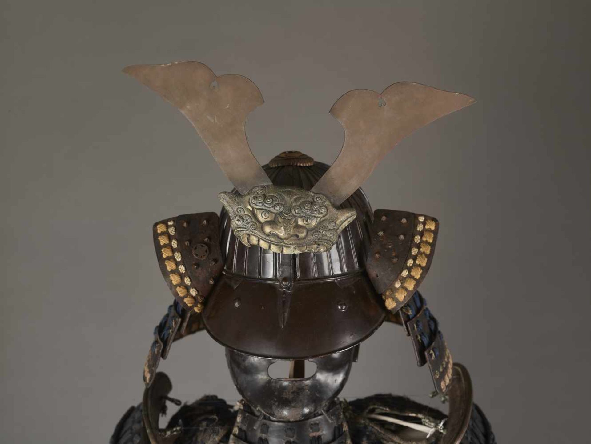 SAMURAI ARMOR WITH KABUTO, EDO Japan, Edo period (1615-1868). Iron, metals, leather, horn, - Image 4 of 12