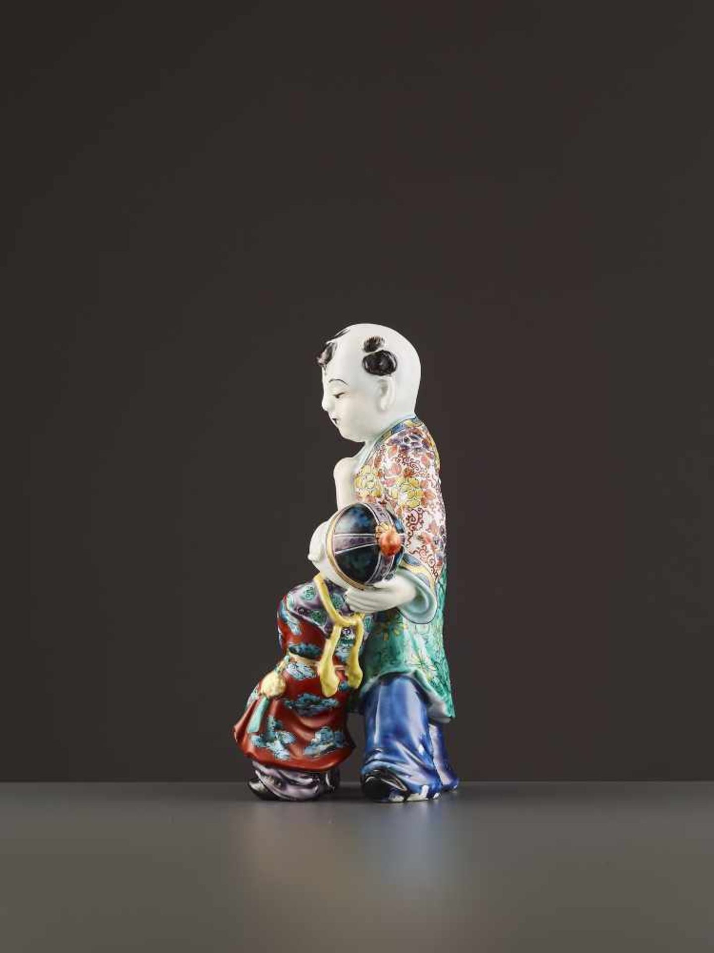 AN ARITA PORCELAIN KARAKO FIGURE Japan, Meiji period (1868-1912). Neatly potted porcelain statue - Image 6 of 9