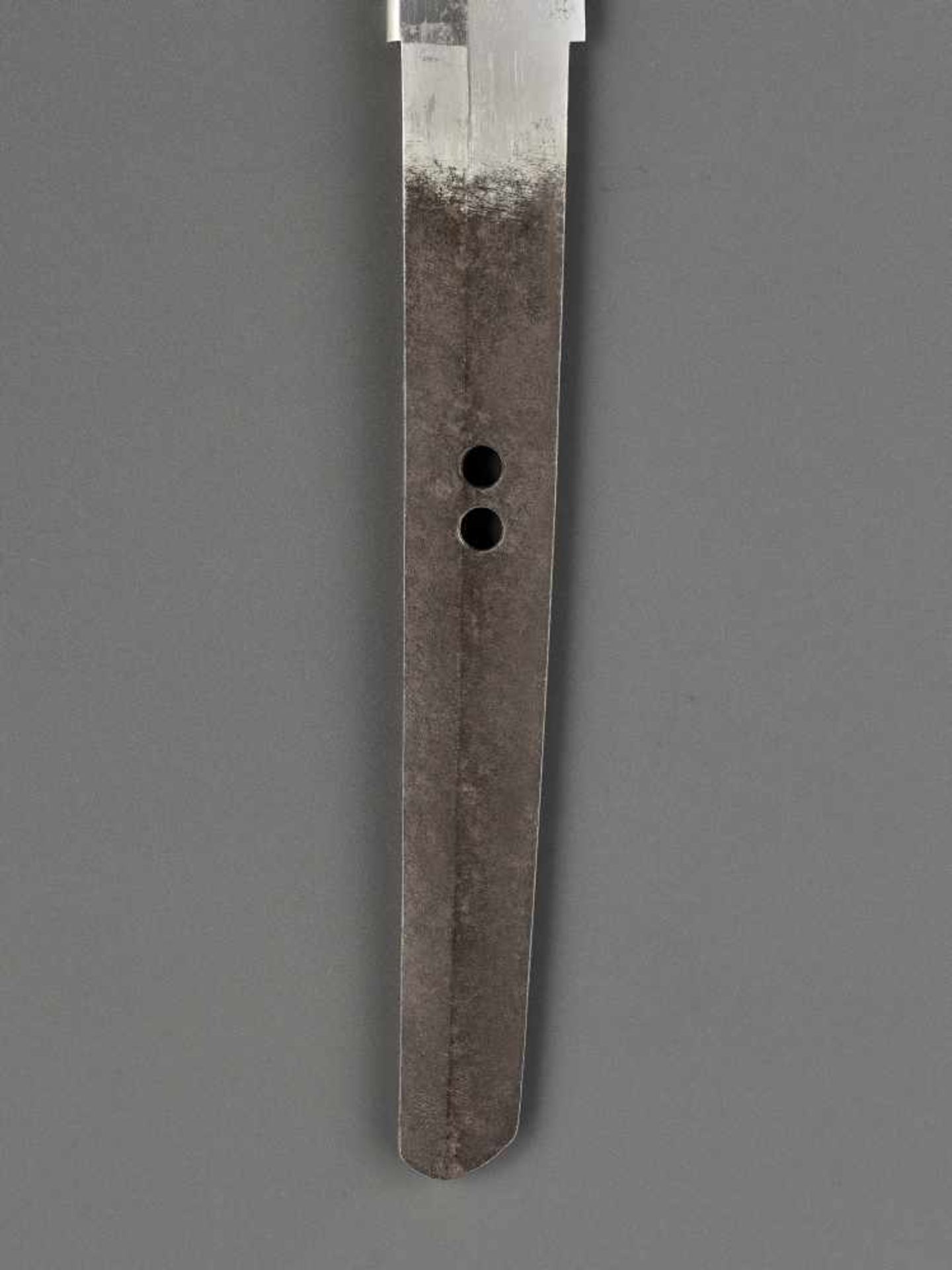 A WAKIZASHI IN KOSHIRAE Japan, late Edo period (1615-1868)The blade:Marumune and shinogi-zukuri, the - Image 5 of 9