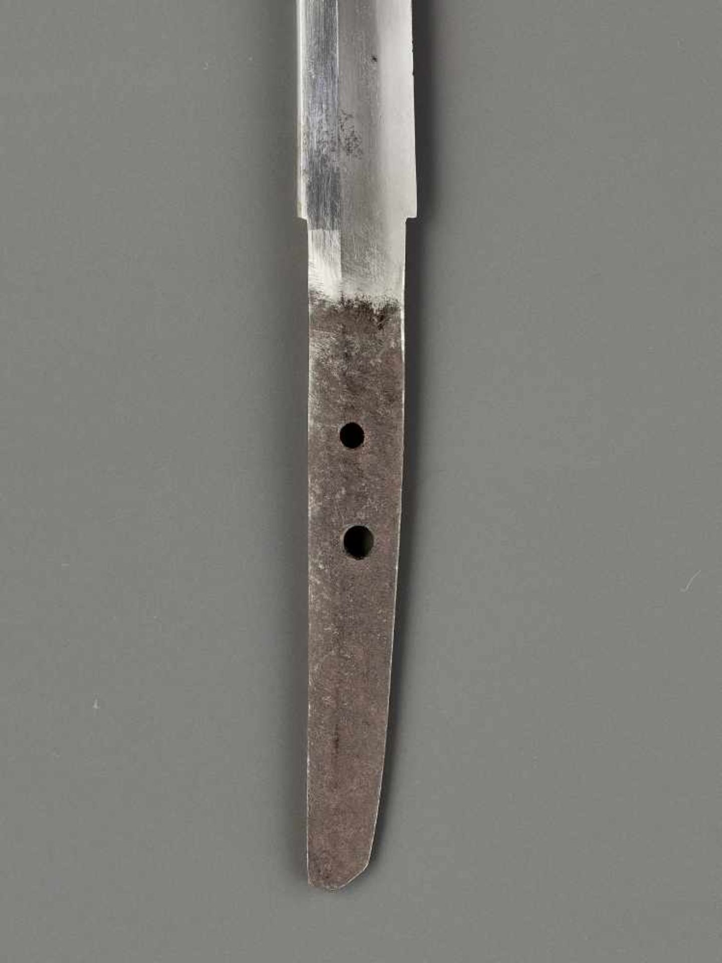 A WAKIZASHI IN KOSHIRAE Japan, late Edo period (1615-1868)The blade:The slender, relatively - Image 4 of 8