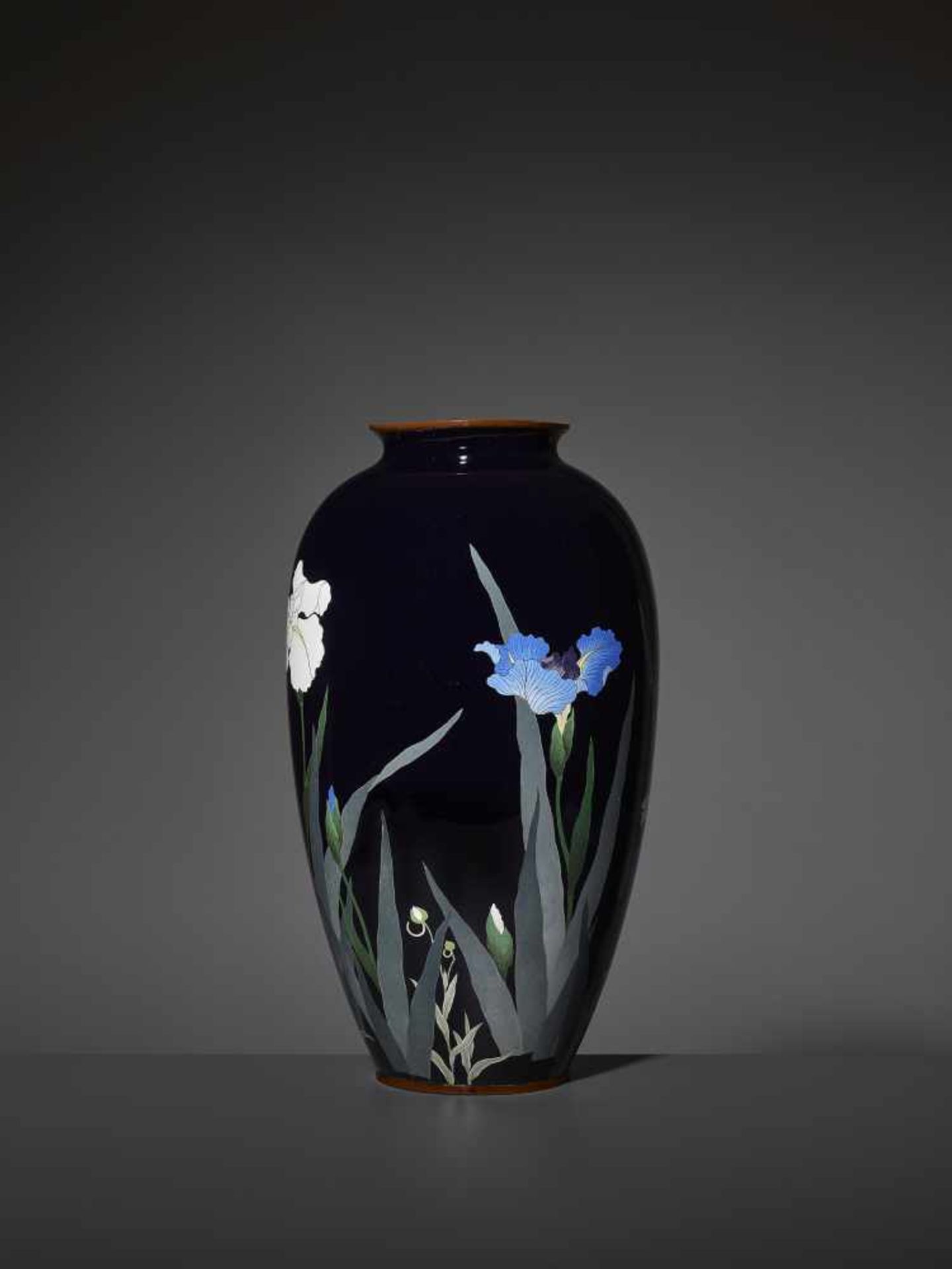 A LARGE SILVER WIRE CLOISONNÉ VASE Japan, Meiji period (1868-1912). The baluster vase decorated in - Image 3 of 7