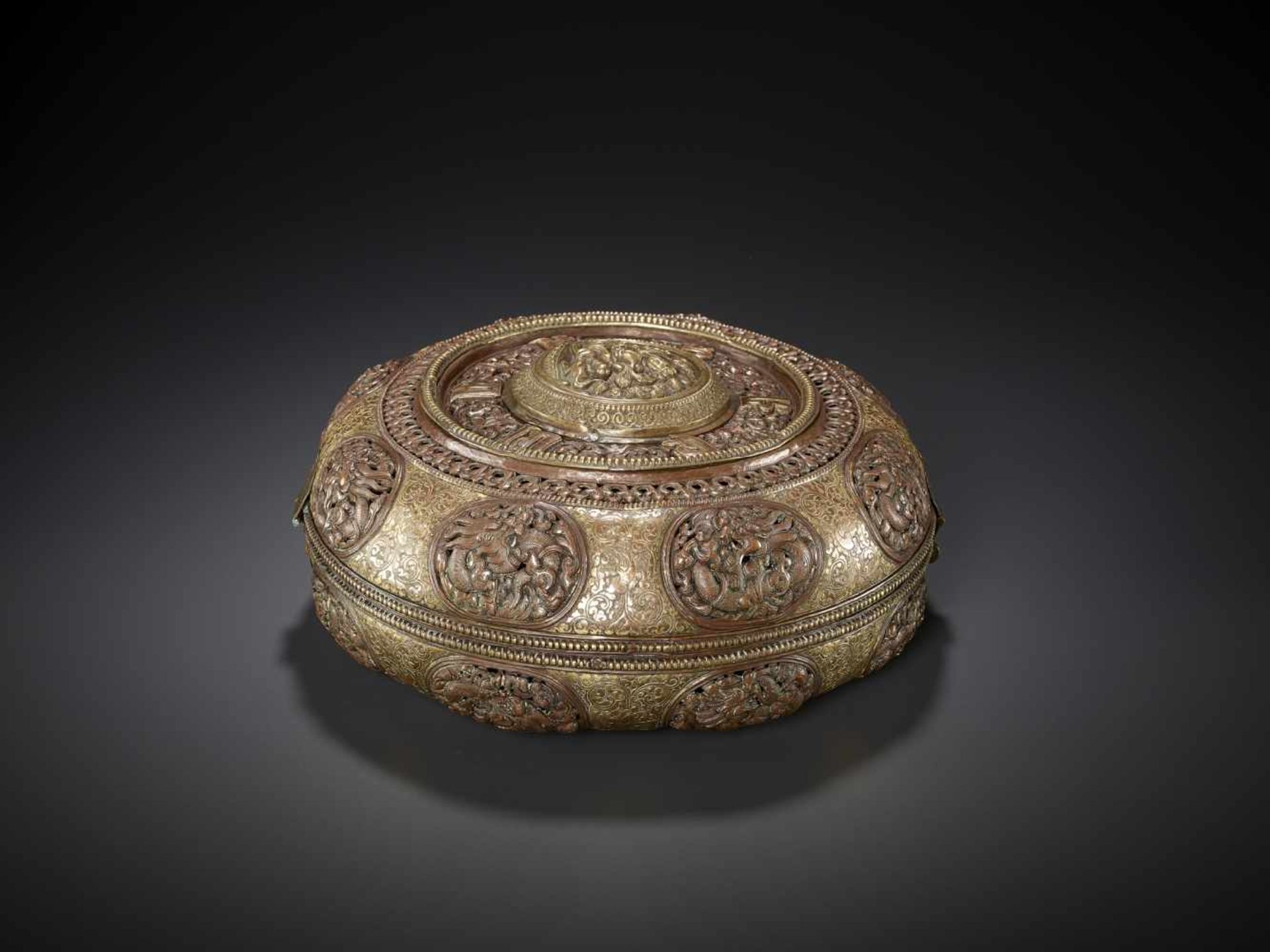 A GILT COPPER REPOUSSÉ RICE CONTAINER Tibet, 17th – 18th century. Finely engraved, embossed and - Image 7 of 9