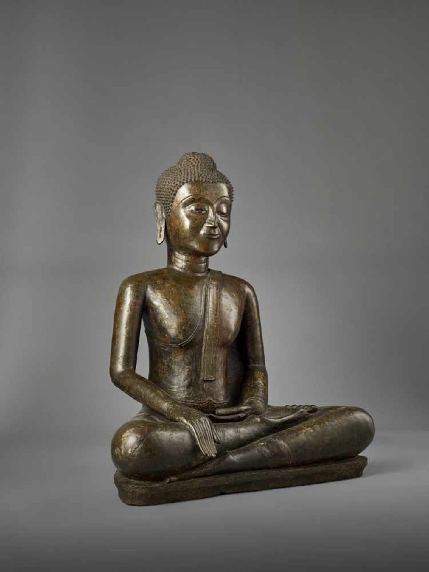 A VERY LARGE BUDDHA SHAKYAMUNI BRONZE Thailand, Kingdom of Ayudhya, 16th – 18th century. The - Image 6 of 10