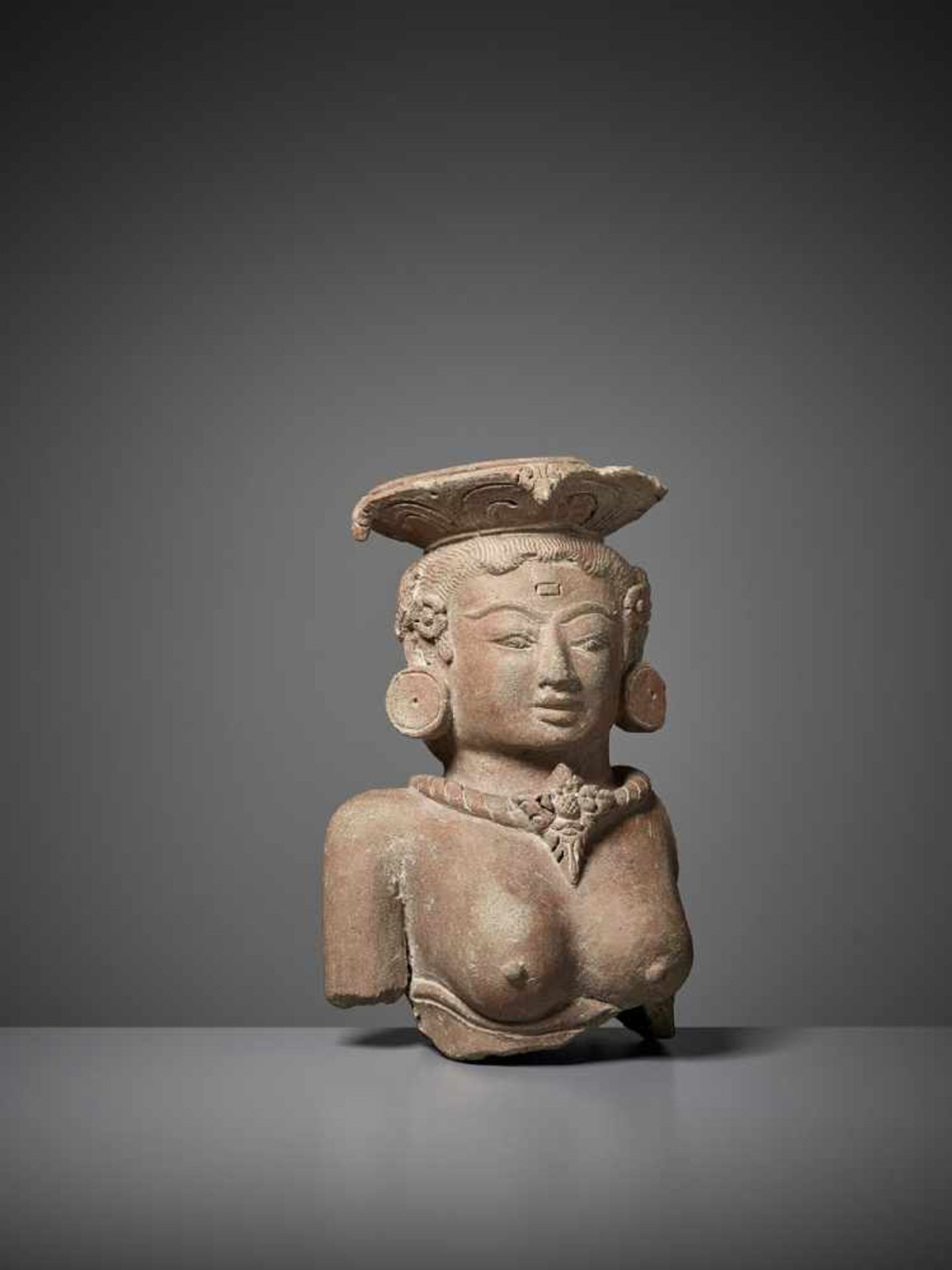 A FEMALE MAJAPAHIT TERRACOTTA BUST Indonesia, Java, 14th – 15th century. This elaborate and