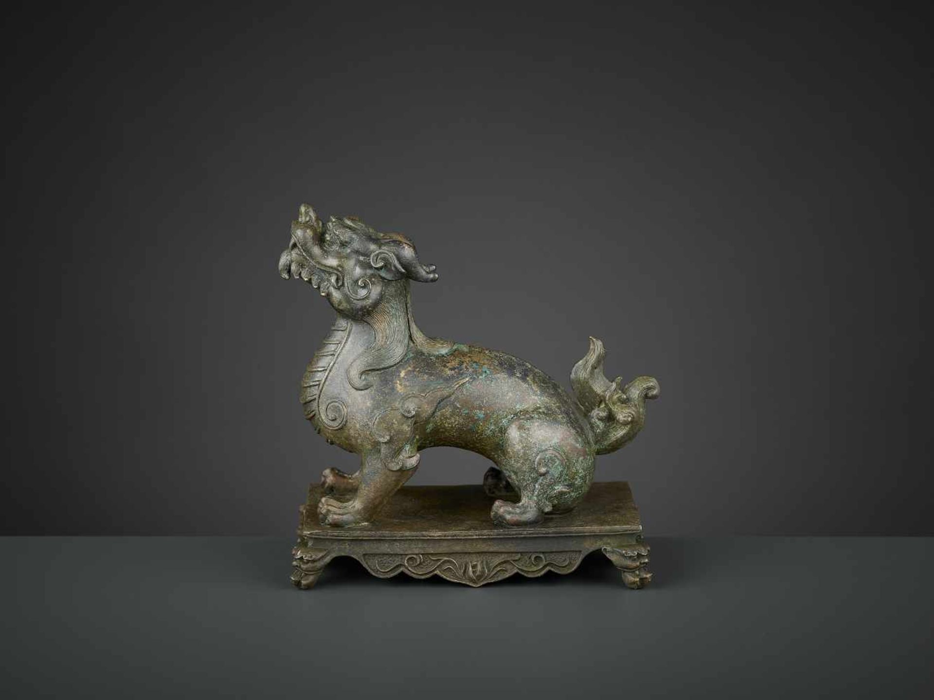 A BRONZE FIGURE OF A QILIN, QIANLONG SIX-CHARACTER MARK AND OF THE PERIOD China, 1736-1795. The - Bild 4 aus 15