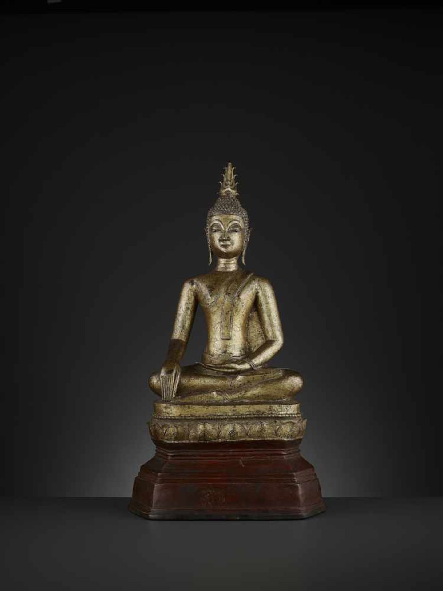 A GILT BRONZE STATUE OF BUDDHA SHAKYAMUNI Laos, 17th – 18th century. Massively cast seated in - Image 3 of 6