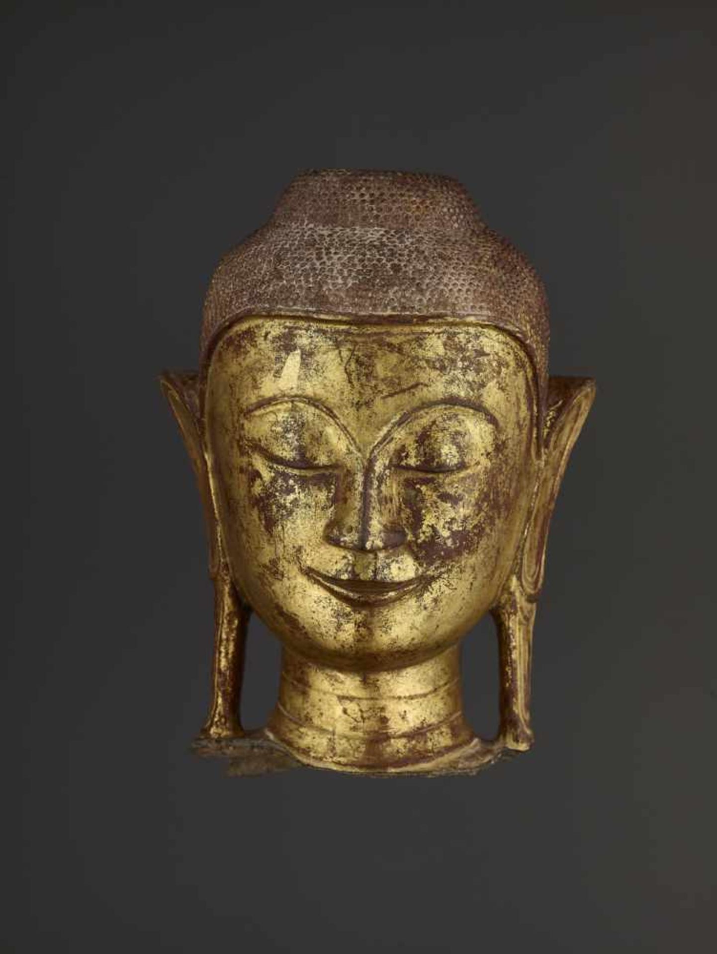 A RARE DRY LACQUER HEAD OF BUDDHA Burma, 18th – earlier 19th century. A large and finely gilt - Image 6 of 9