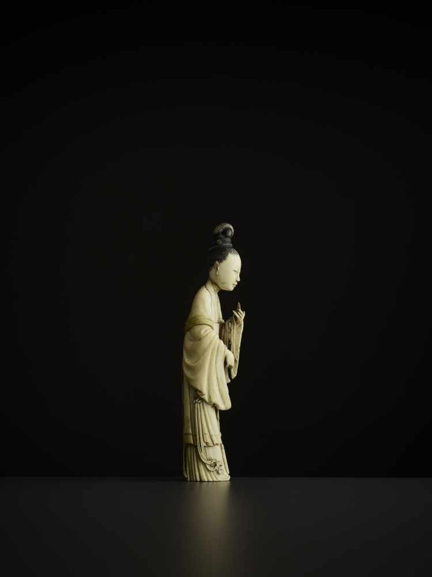 A FINE IVORY COURT LADY China, 18th century. The slender lady elegantly carved with her hair tied - Image 8 of 12