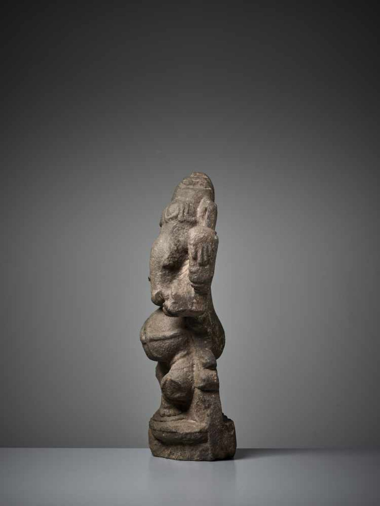 A RARE SANDSTONE STELE OF GANESHA India, 11th – 13th century. Dancing with one leg raised and his - Bild 4 aus 8