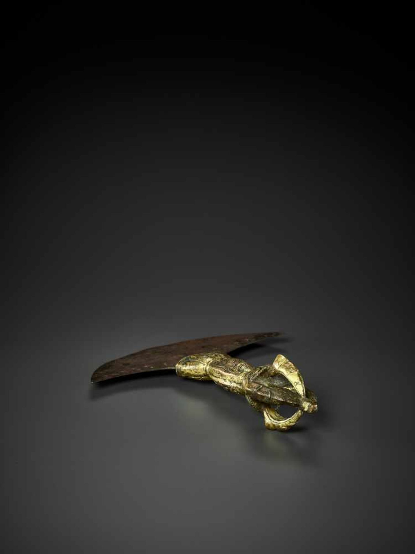 A KARTIKA FLAYING KNIFE, TIBET 17TH CENTURY The crescent-shaped iron blade inlaid in gold with wisps - Image 4 of 9