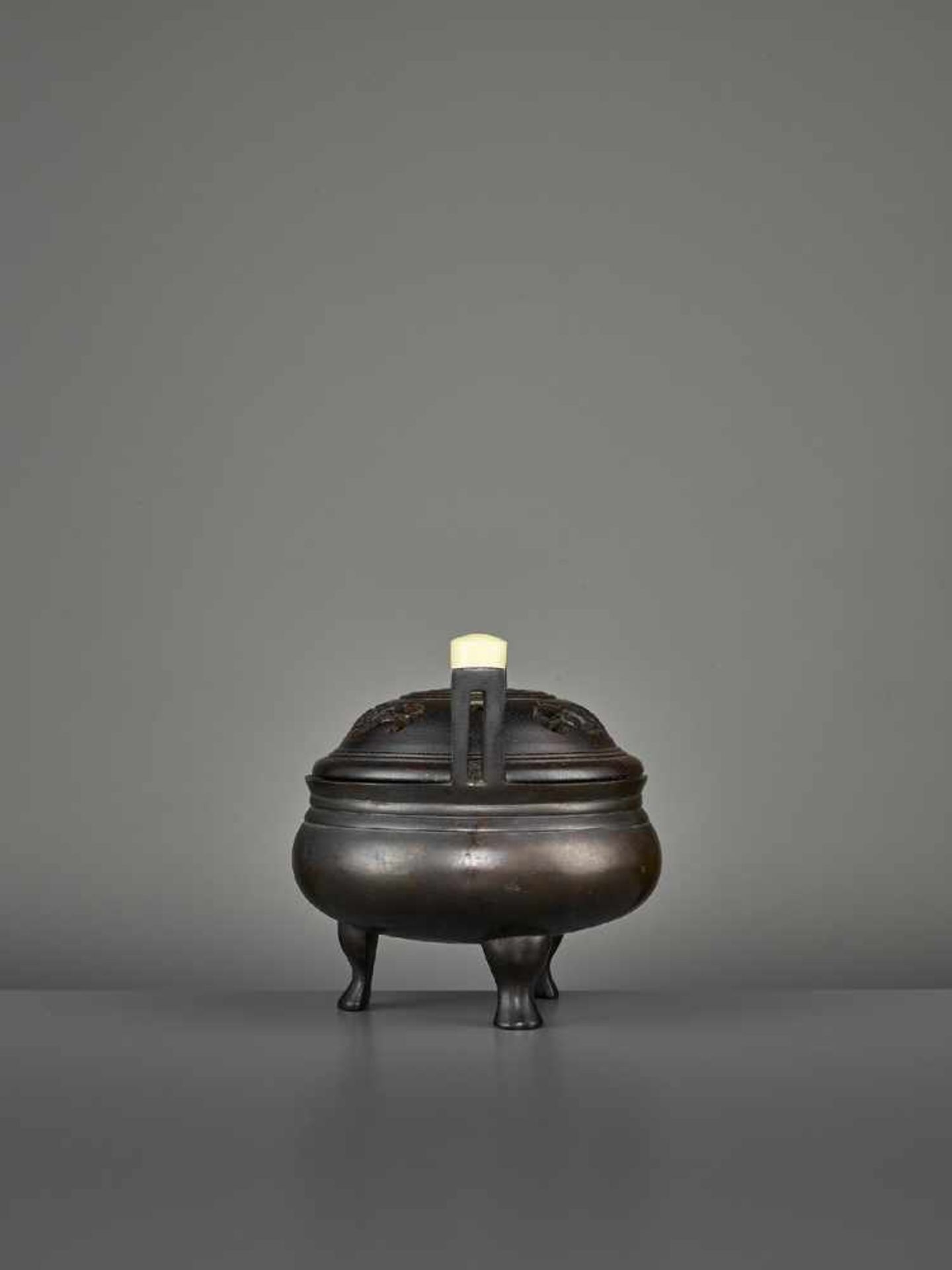 A BRONZE TRIPOD CENSER, MING China, 17th century. The incense burner standing on three feet, with - Image 7 of 11