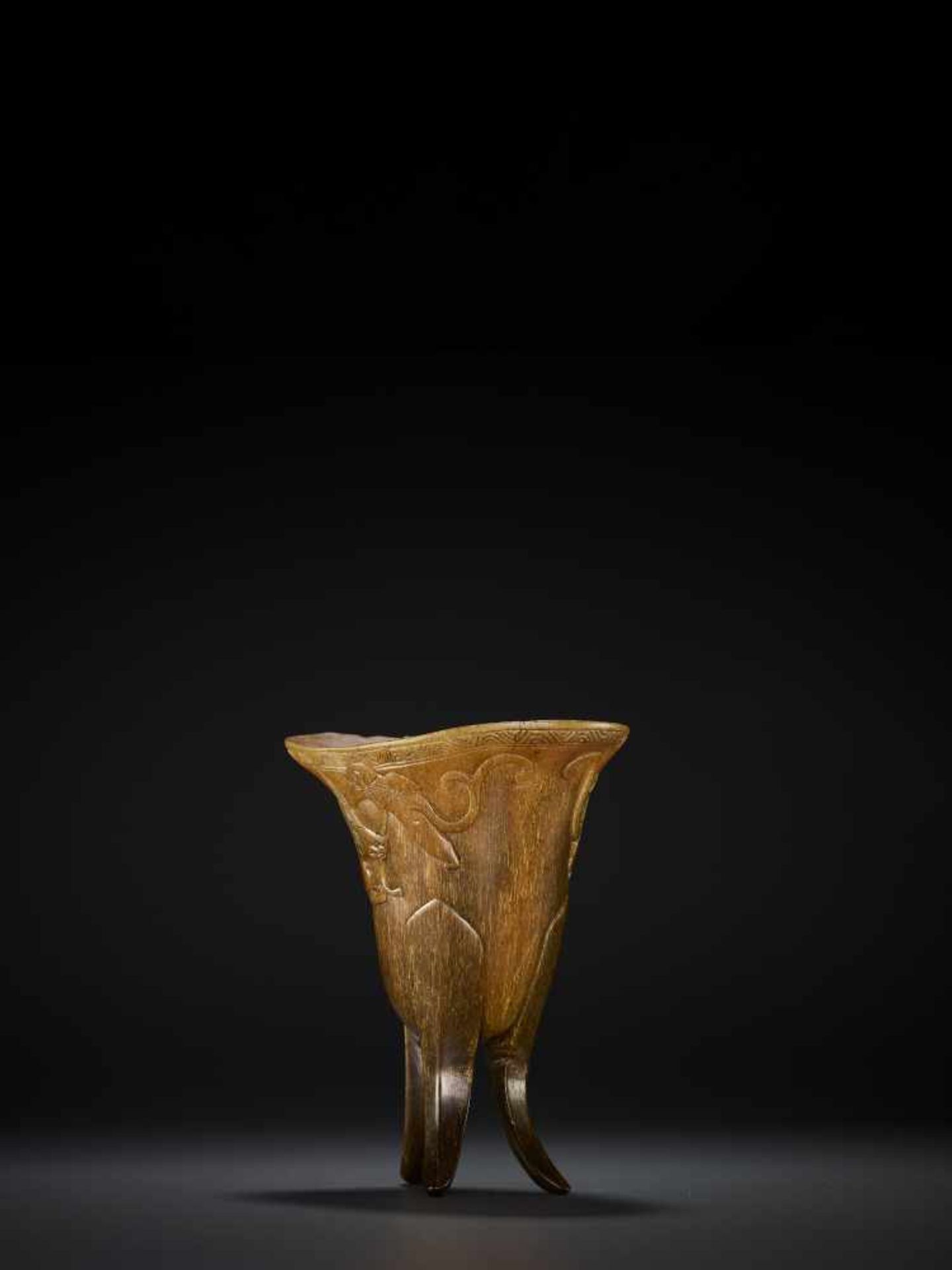 AN ARCHAISTIC RHINOCEROS HORN LIBATION CUP, JUE China, 17th – early 18th century. This cup, in the - Image 3 of 14