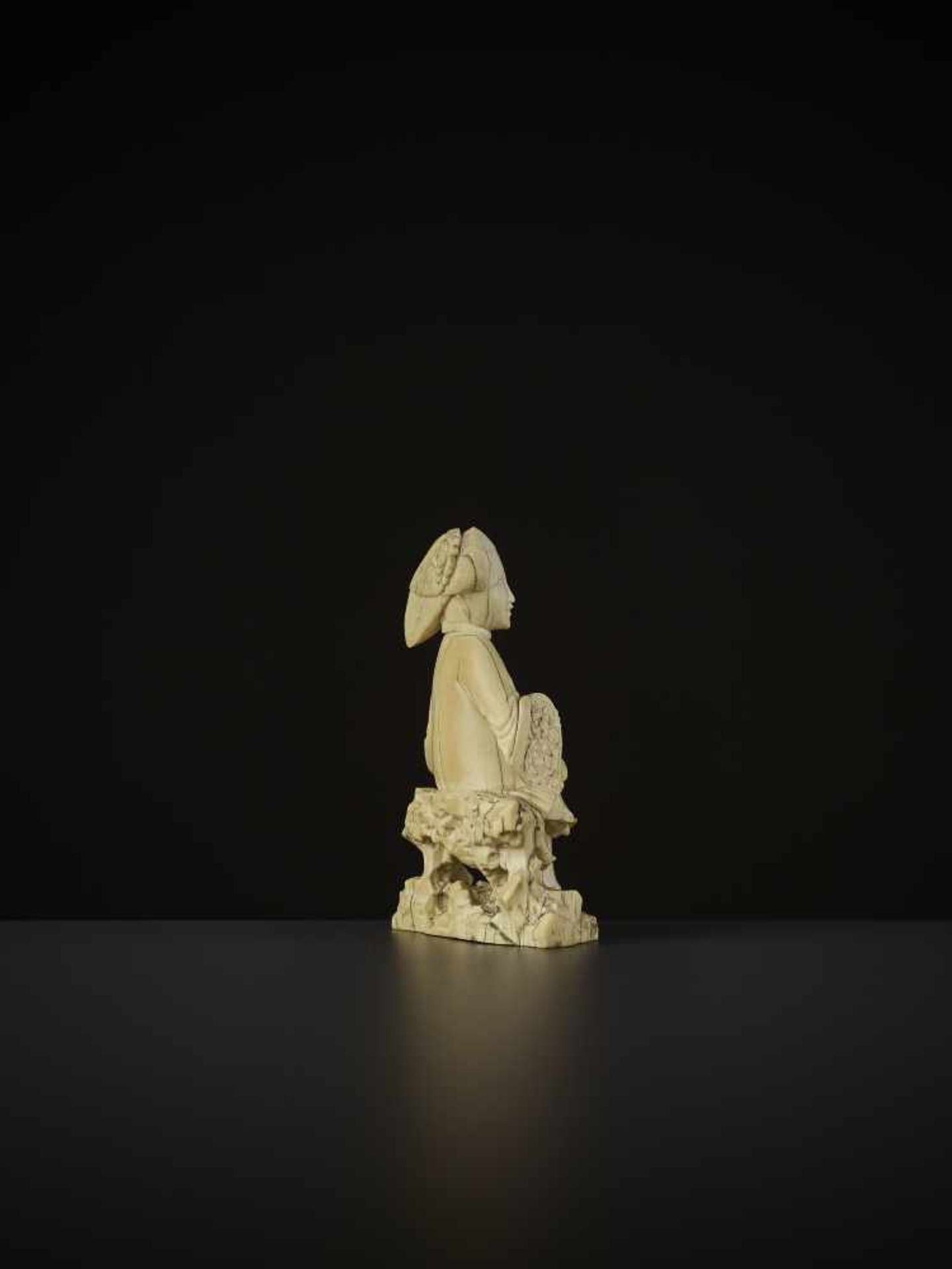 AN IVORY NOBLE LADY, MING China, 17th century. Fine and detailed openwork carving of a lady - Image 5 of 9