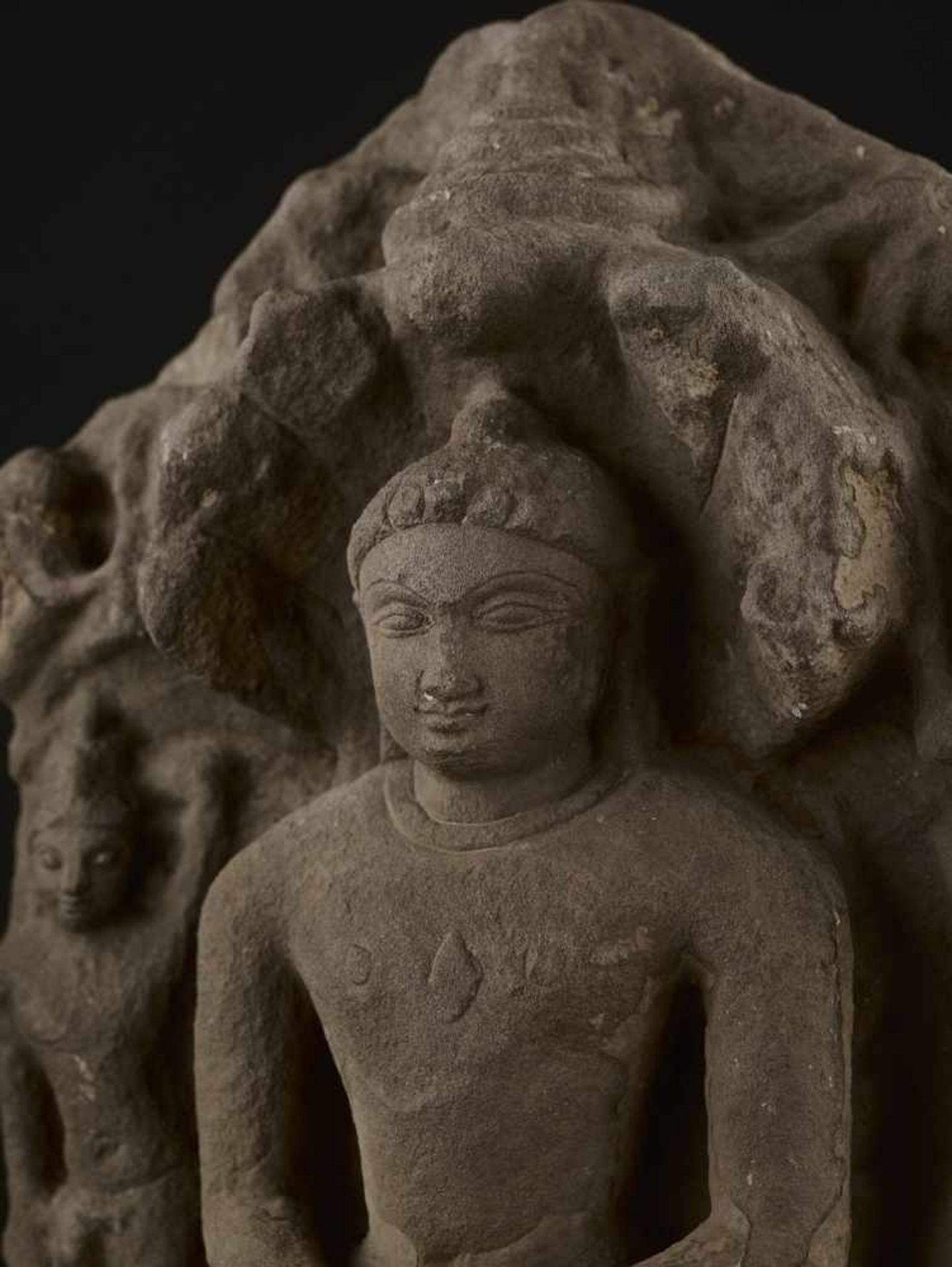 A RARE STELE OF PARSHVANATHA TIRTHANKARA Central India, 11th - 12th century. The sandstone carved in - Image 2 of 8