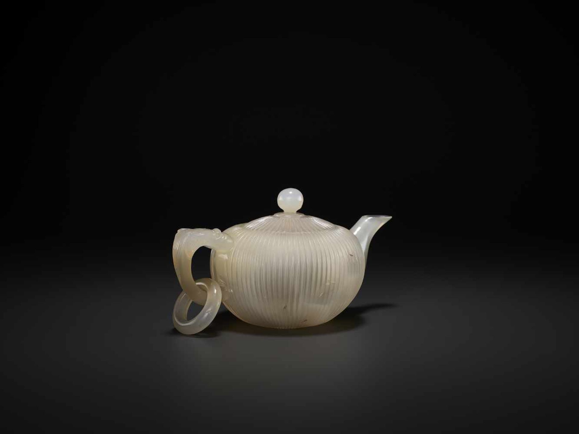 A MUGHAL STYLE AGATE TEAPOT, QING DYNASTY China, 1644-1911. Finely carved with a ribbed body and - Image 5 of 11