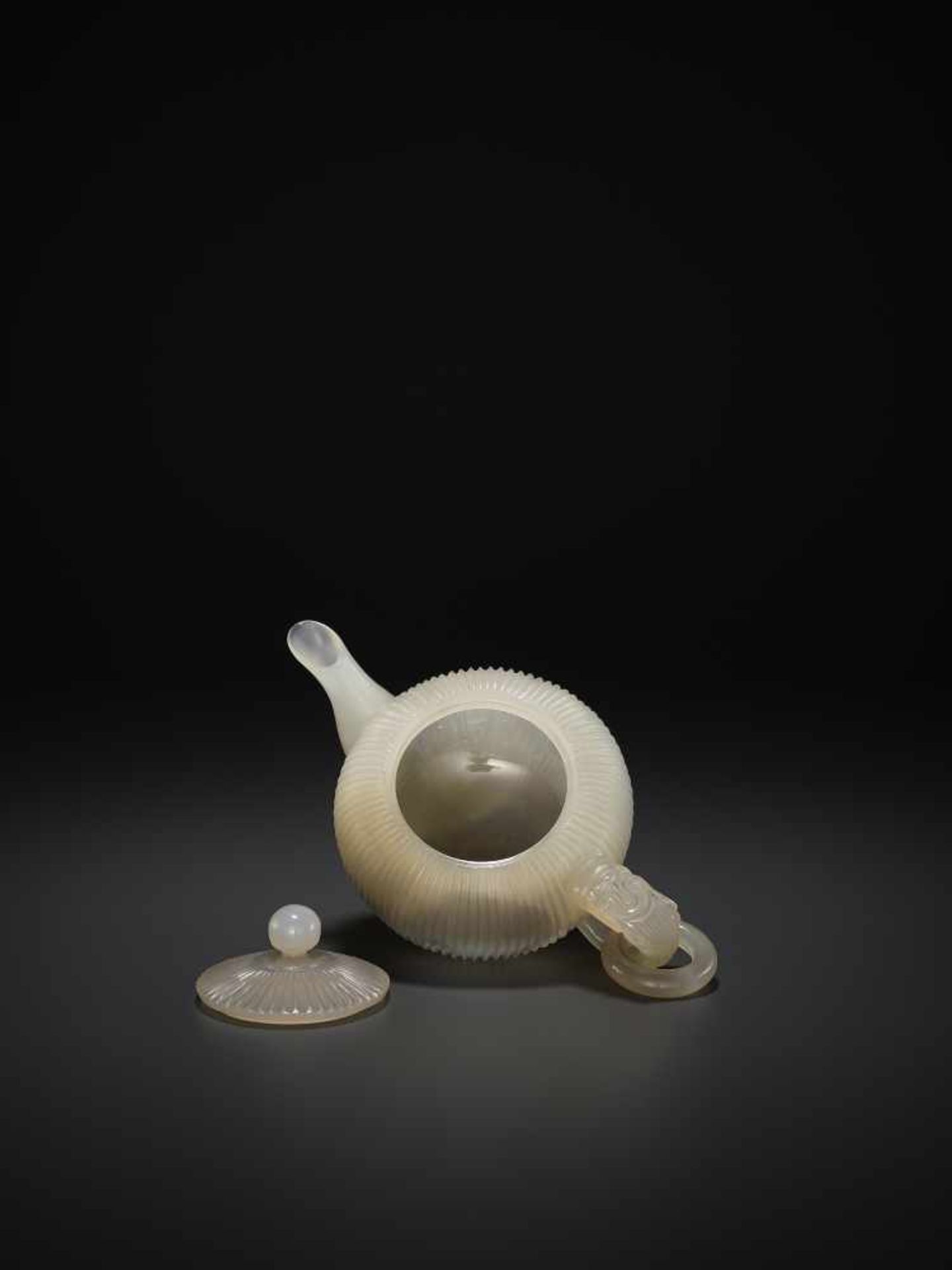 A MUGHAL STYLE AGATE TEAPOT, QING DYNASTY China, 1644-1911. Finely carved with a ribbed body and - Image 9 of 11